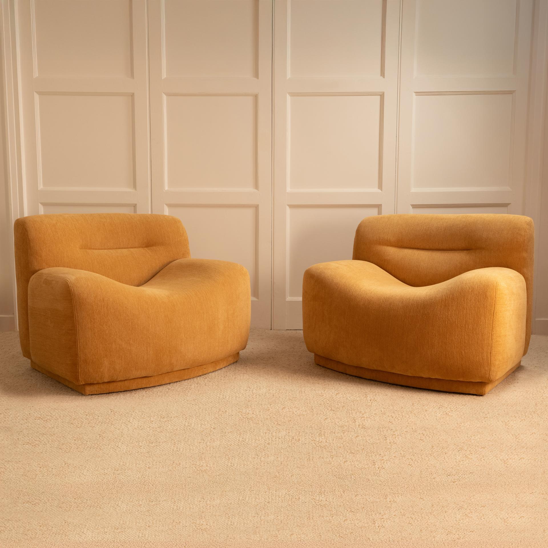 Pair of armchairs attributed to Giampiero Vitelli - Italy 1970

Completely restored in a textured light brown velvet fabric from Lelièvre Paris.
A wavy seat offers a strong personality and excellent comfort.
The sofa is also available as a complete