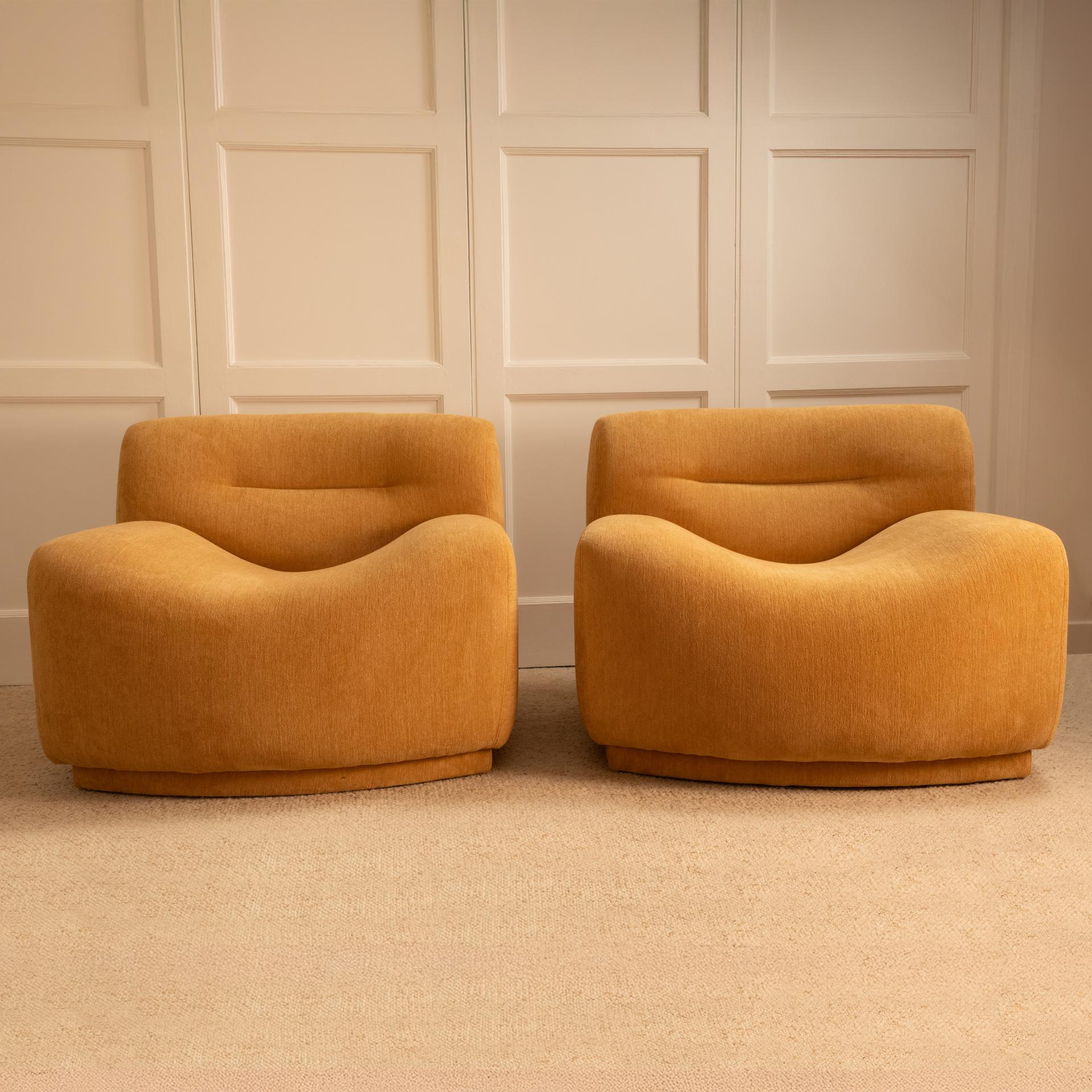 Wavy armchairs - Italian 1970s For Sale 3