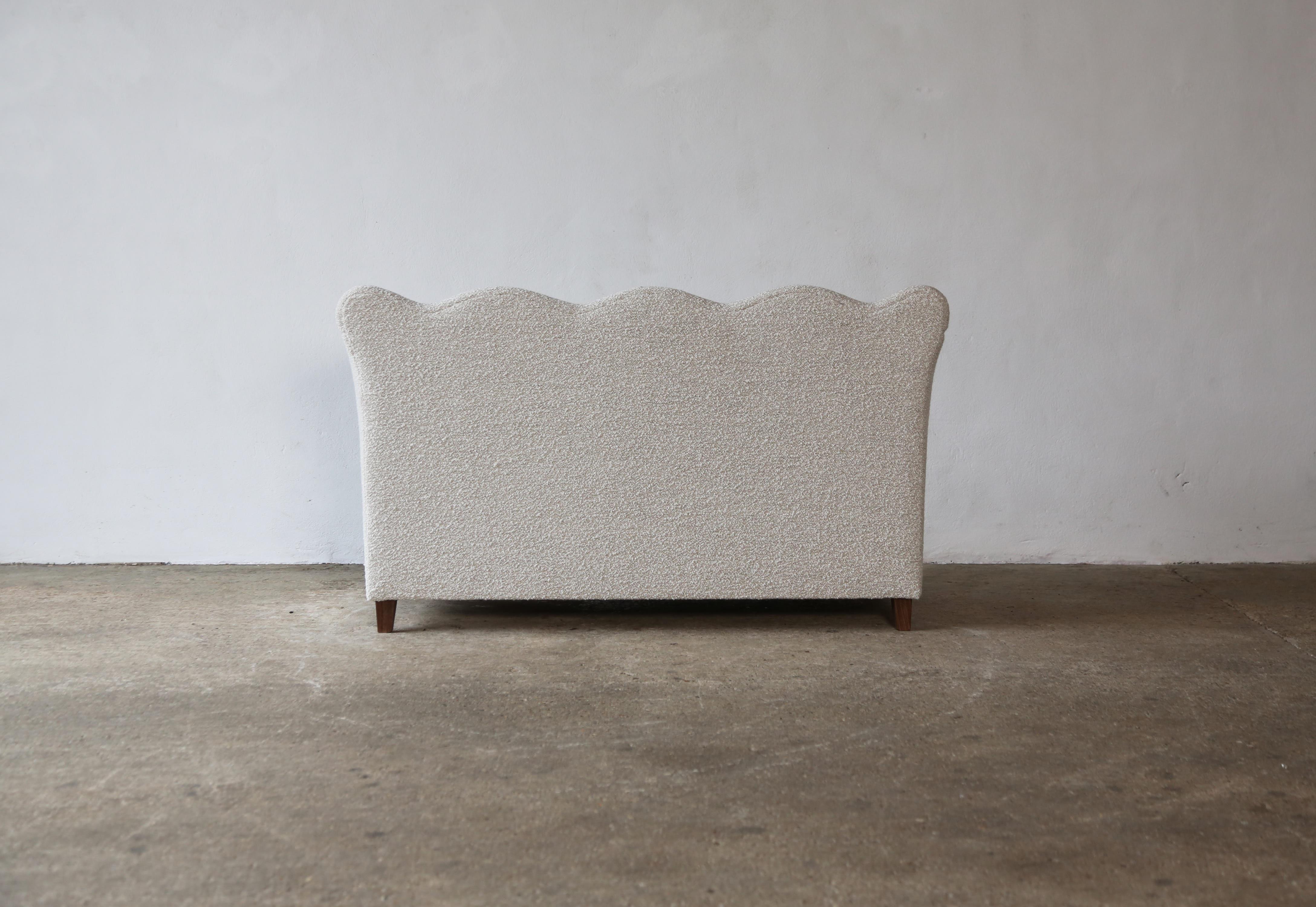 Sofa mit wellenförmiger Rückenlehne, gepolstert mit Lelievre-Woll Boucle im Angebot 4