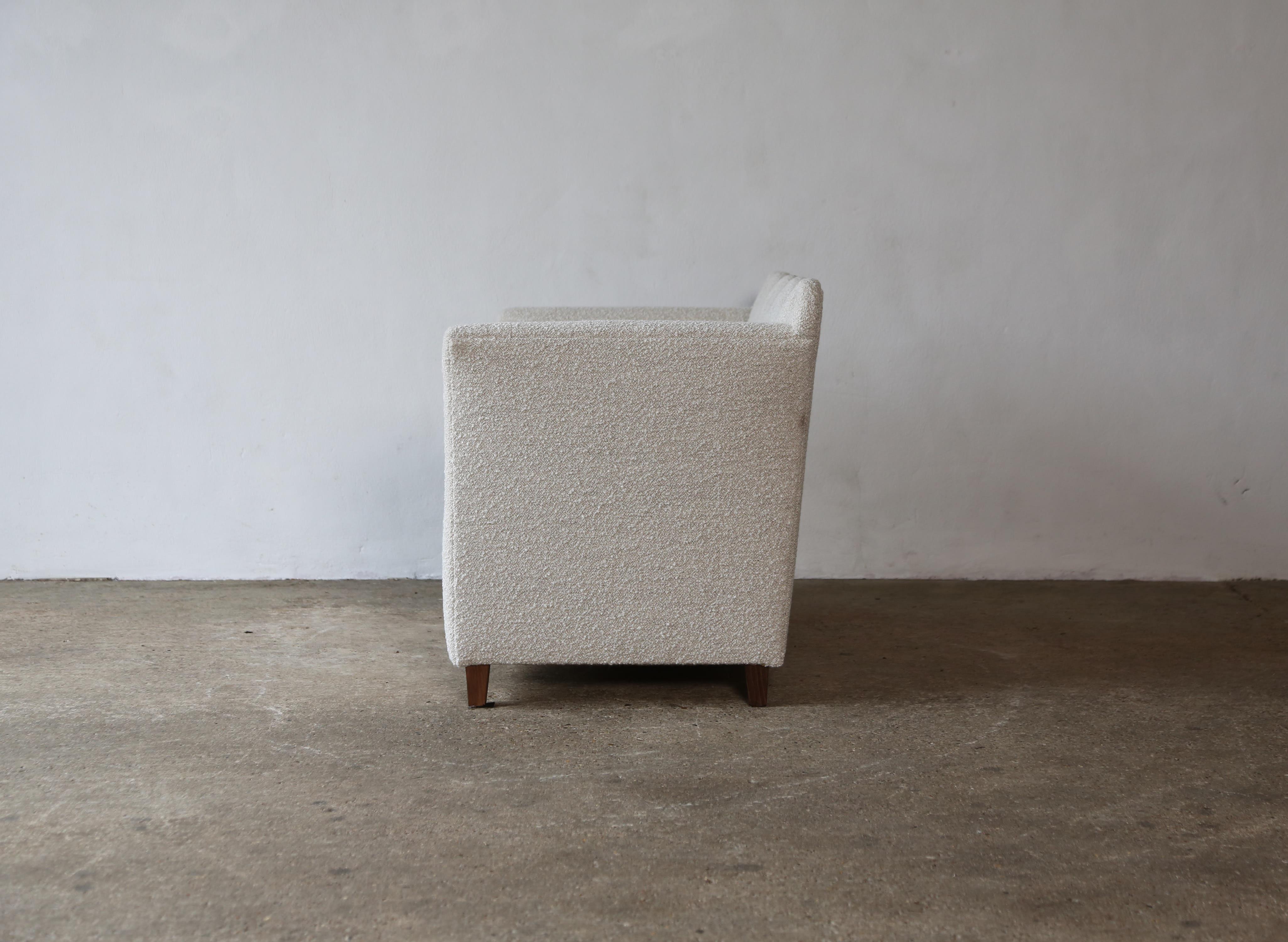 Sofa mit wellenförmiger Rückenlehne, gepolstert mit Lelievre-Woll Boucle im Angebot 5