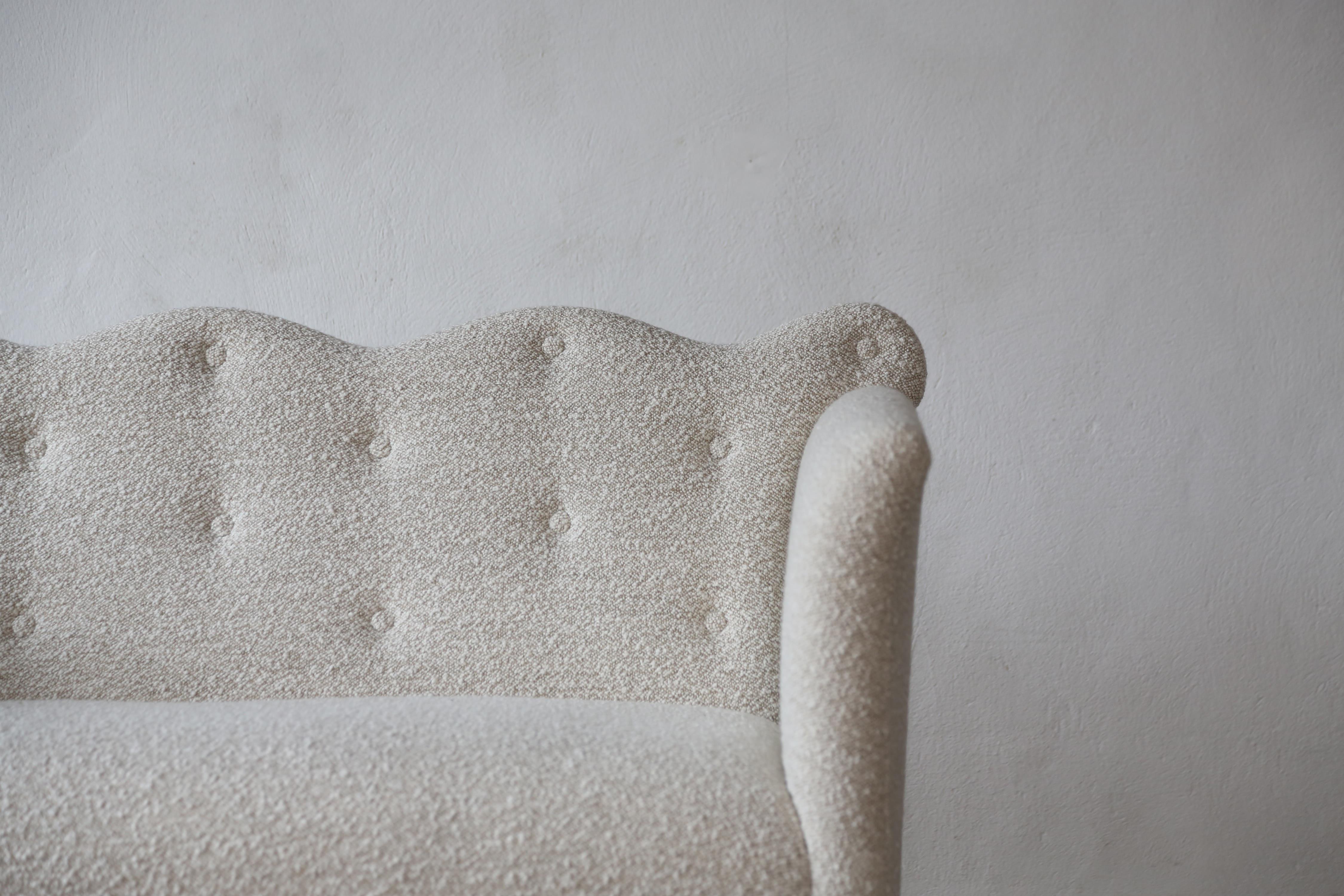 Sofa mit wellenförmiger Rückenlehne, gepolstert mit Lelievre-Woll Boucle (Moderne der Mitte des Jahrhunderts) im Angebot