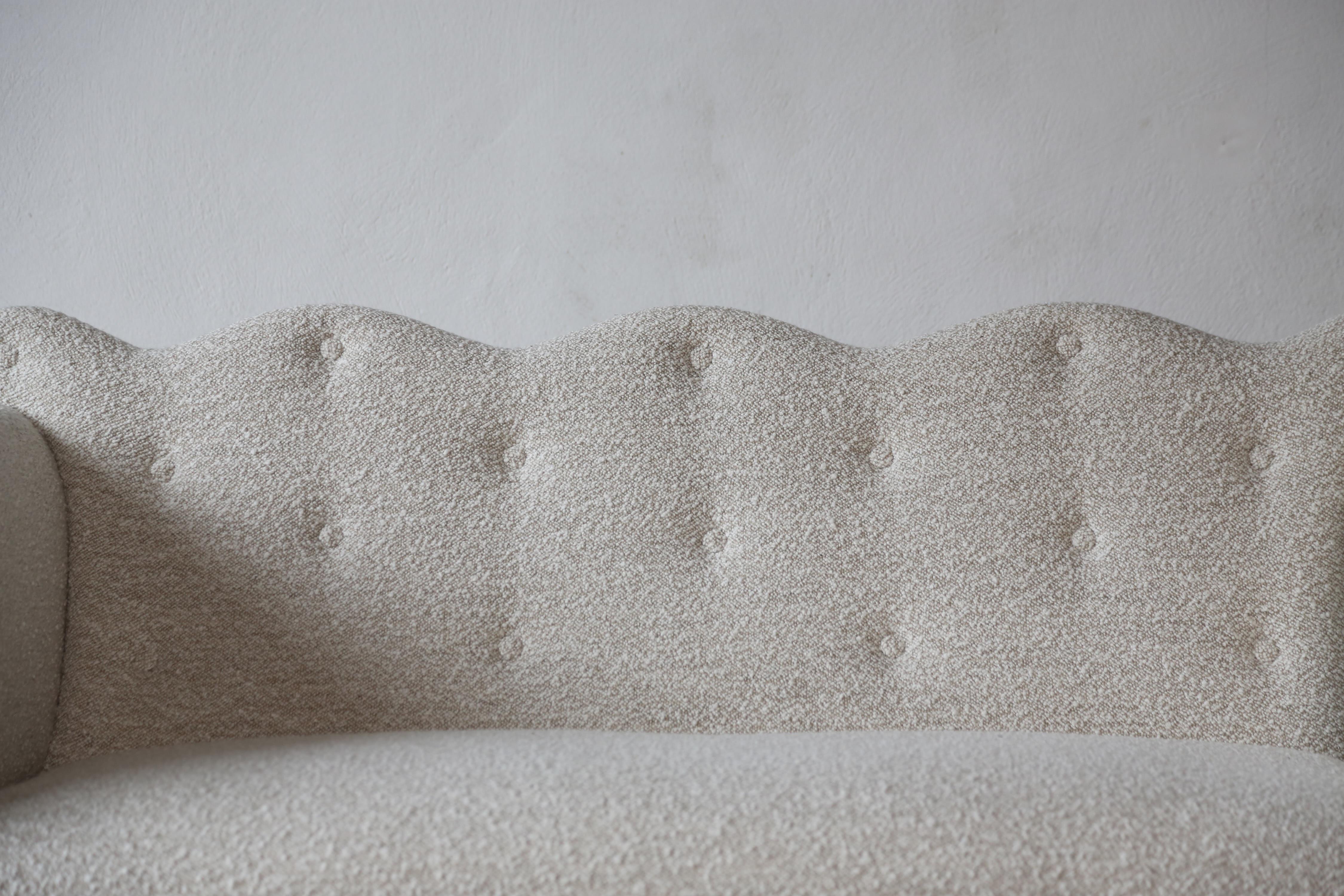 Sofa mit wellenförmiger Rückenlehne, gepolstert mit Lelievre-Woll Boucle (Britisch) im Angebot