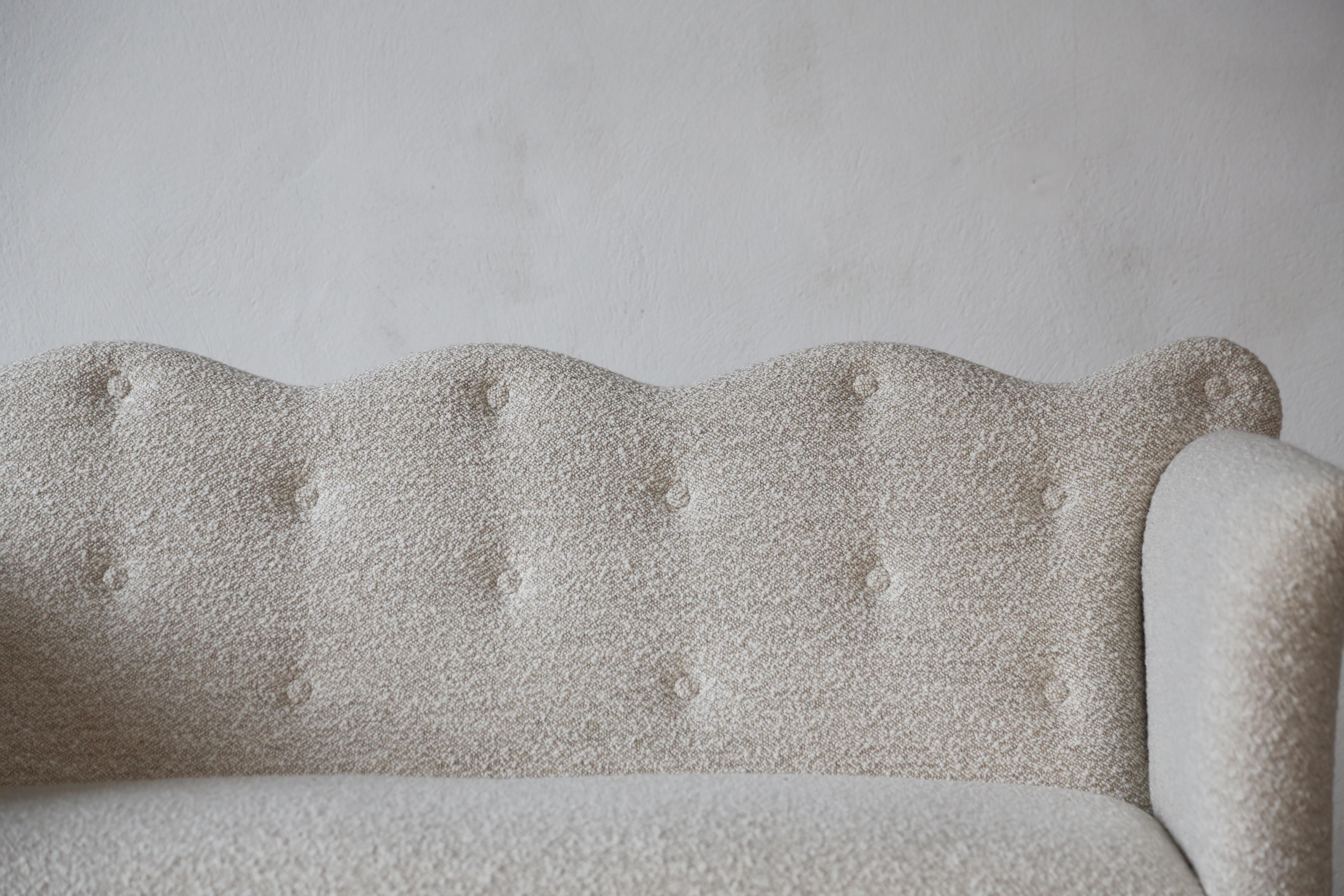 Sofa mit wellenförmiger Rückenlehne, gepolstert mit Lelievre-Woll Boucle im Zustand „Gut“ im Angebot in London, GB