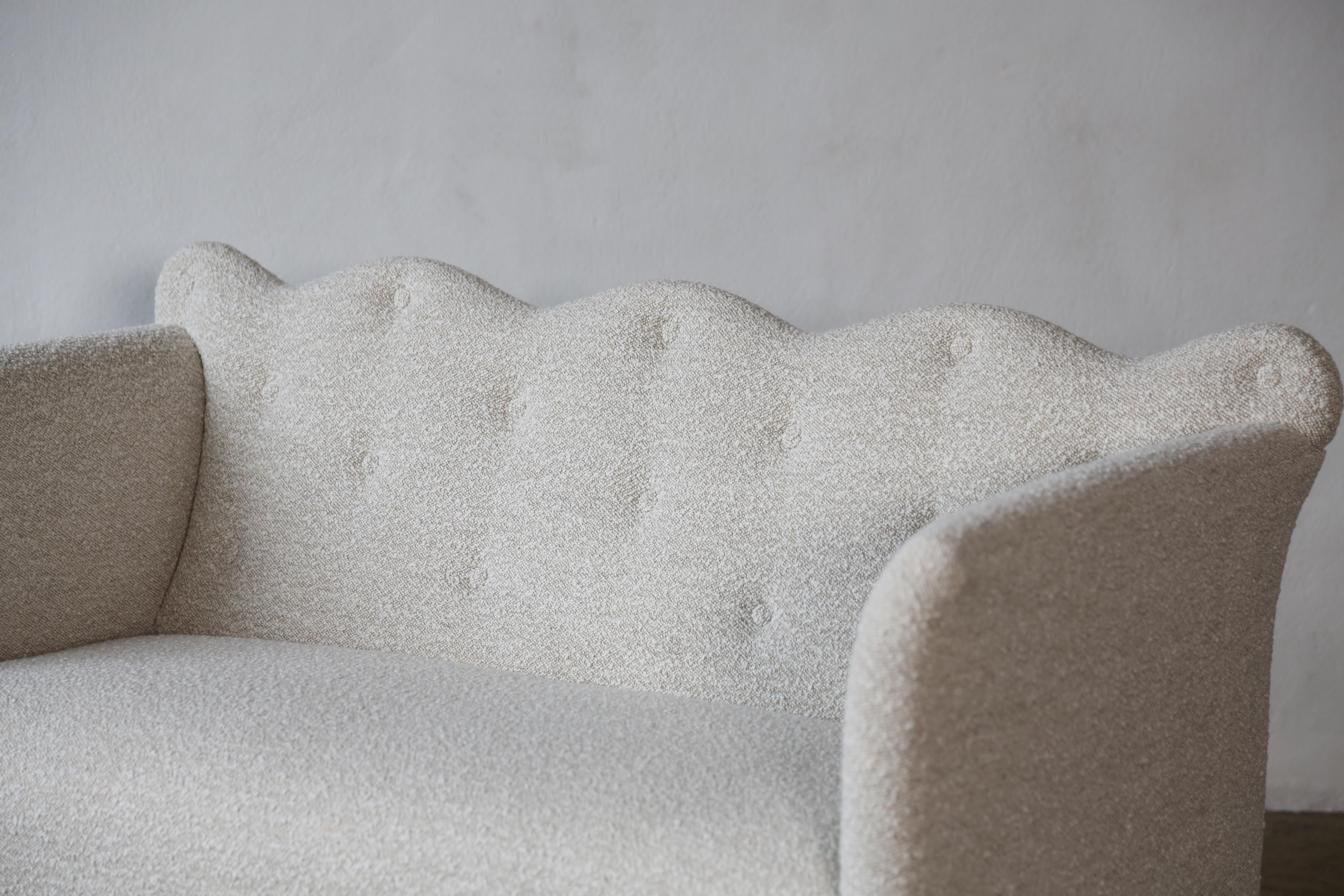Sofa mit wellenförmiger Rückenlehne, gepolstert mit Lelievre-Woll Boucle (Stoff) im Angebot