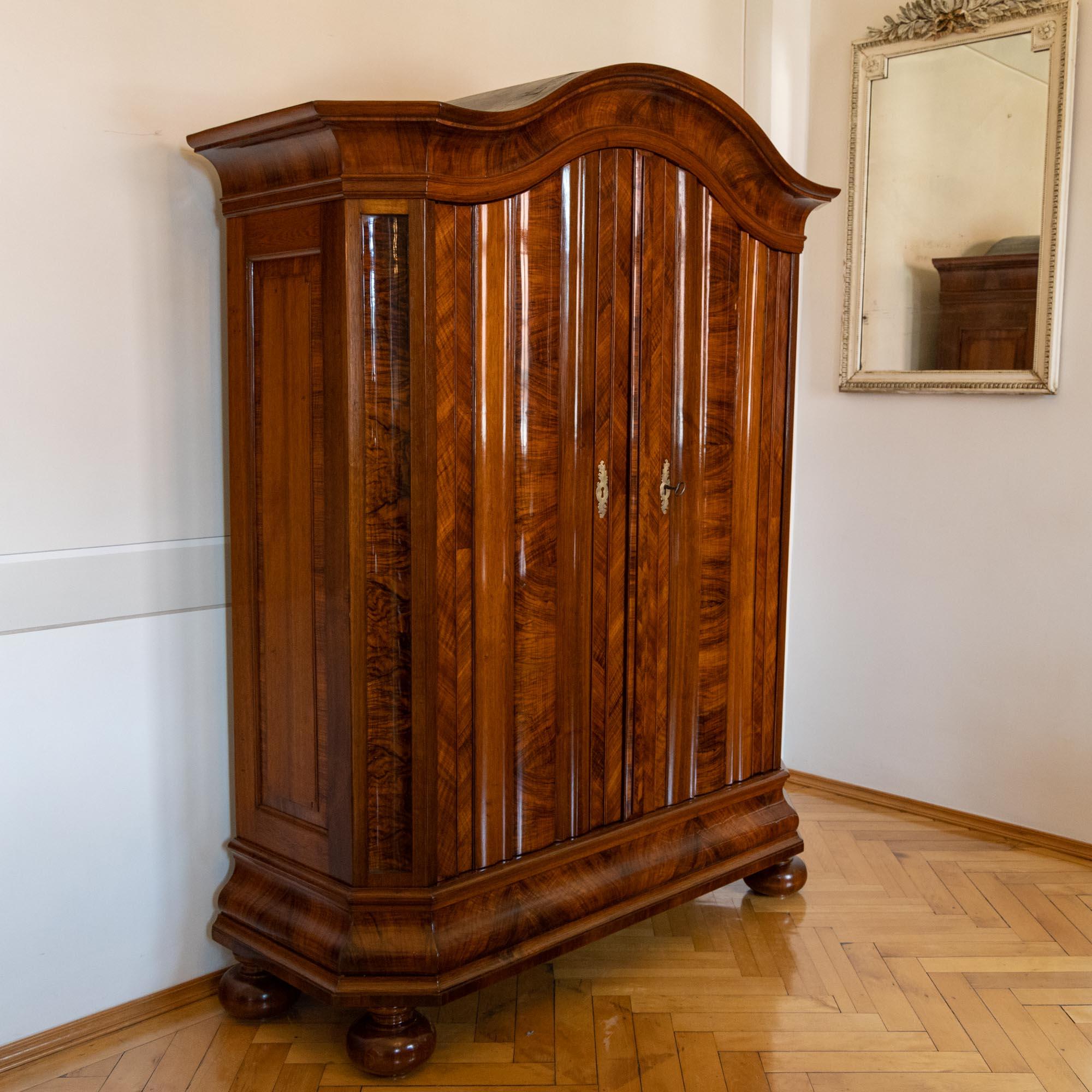 Wavy Baroque Cabinet, Nuremberg 18th Century In Good Condition In Greding, DE