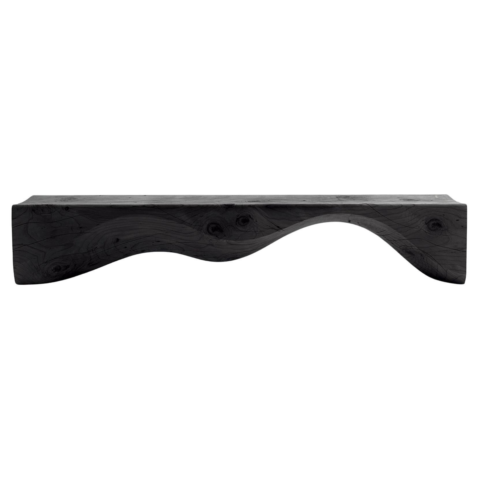 Banc ondulé d'un seul bloc de bois de cèdre scénique