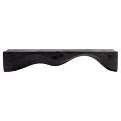 Wavy Bench, geschnitzt aus einem einzigen Block ausszeniertem Zedernholz