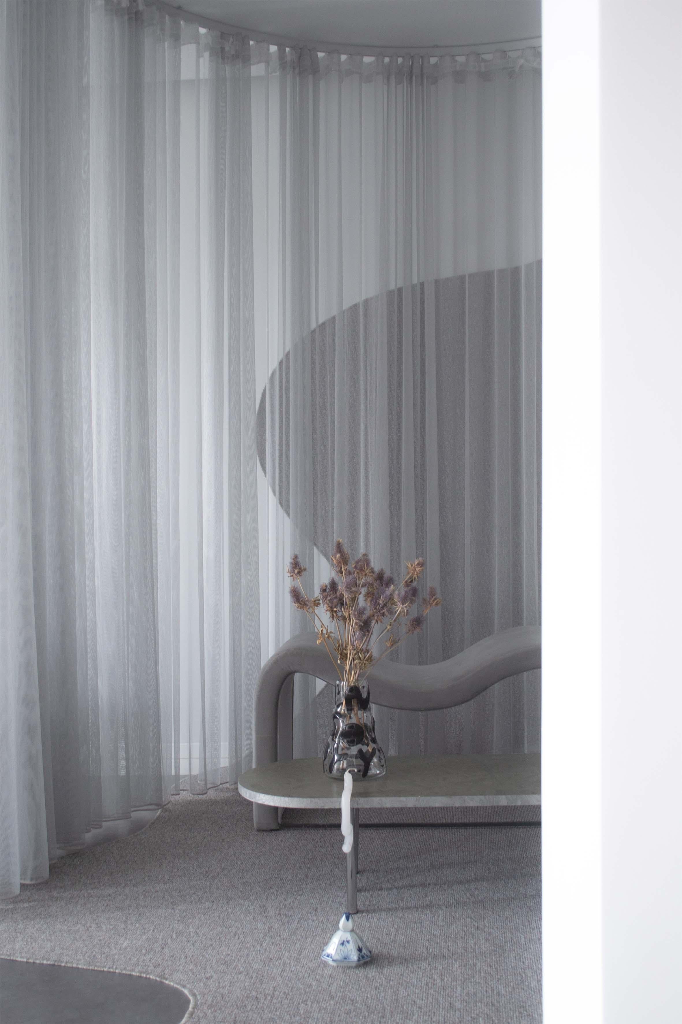 Panchina ondulata in nero/grigio o in altri colori con tessuto di velluto e felpa in vendita 9