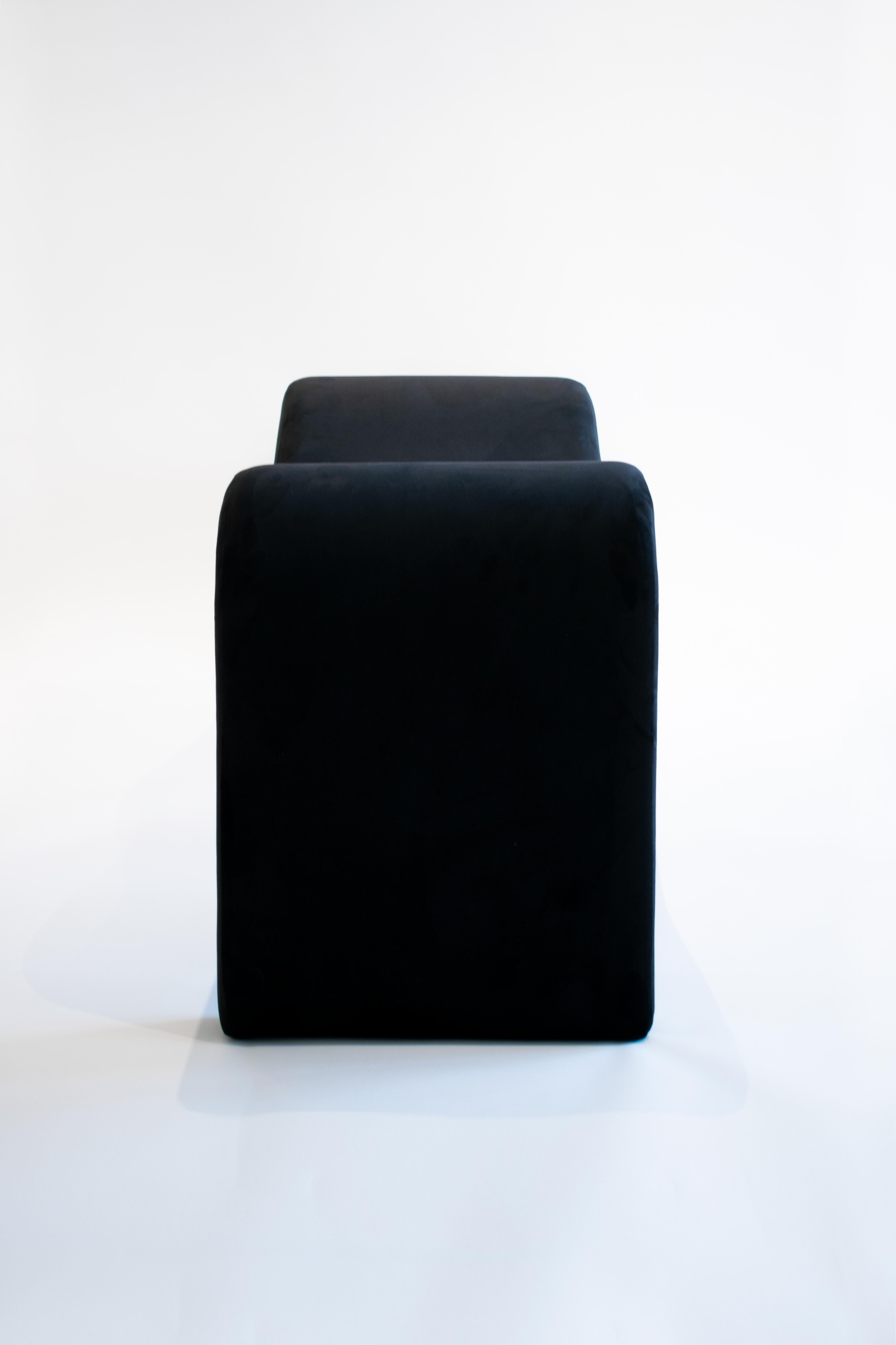 XXI secolo e contemporaneo Panchina ondulata in nero/grigio o in altri colori con tessuto di velluto e felpa in vendita