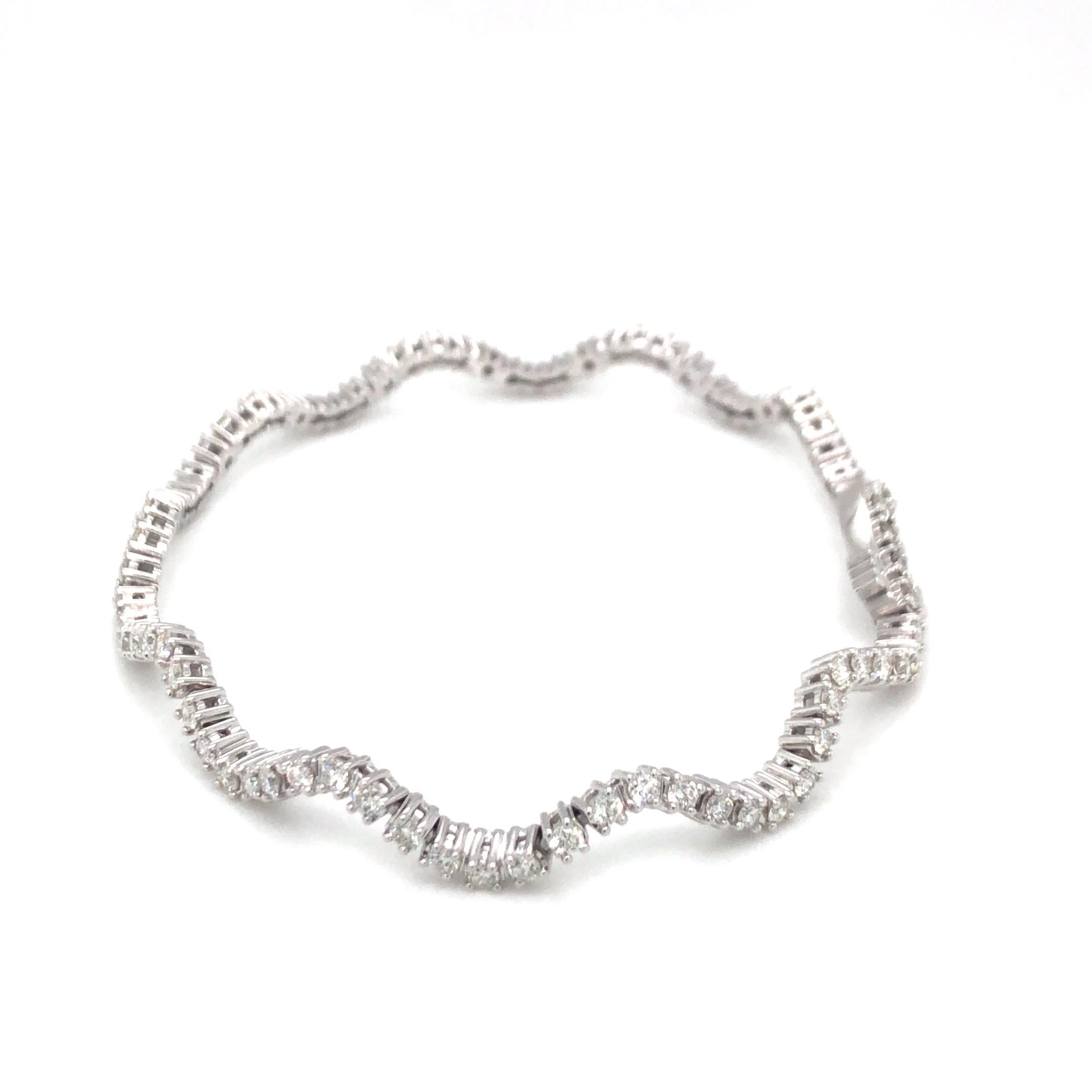 Wavy Bracelet with Diamonds 14K White Gold In New Condition For Sale In Dallas, TX