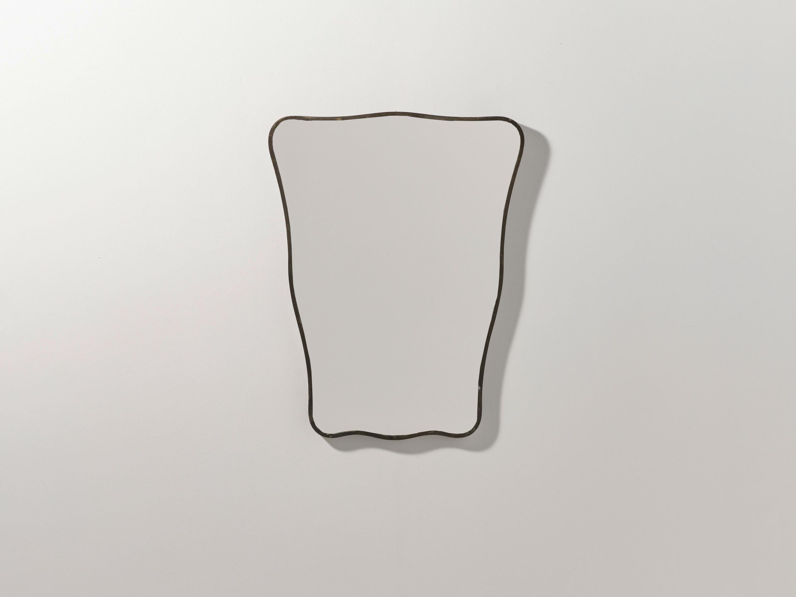 Miroir à cadre ondulé, Italie, années 1960, avec un cadre en laiton patiné.  Expédition rapide dans le monde entier.