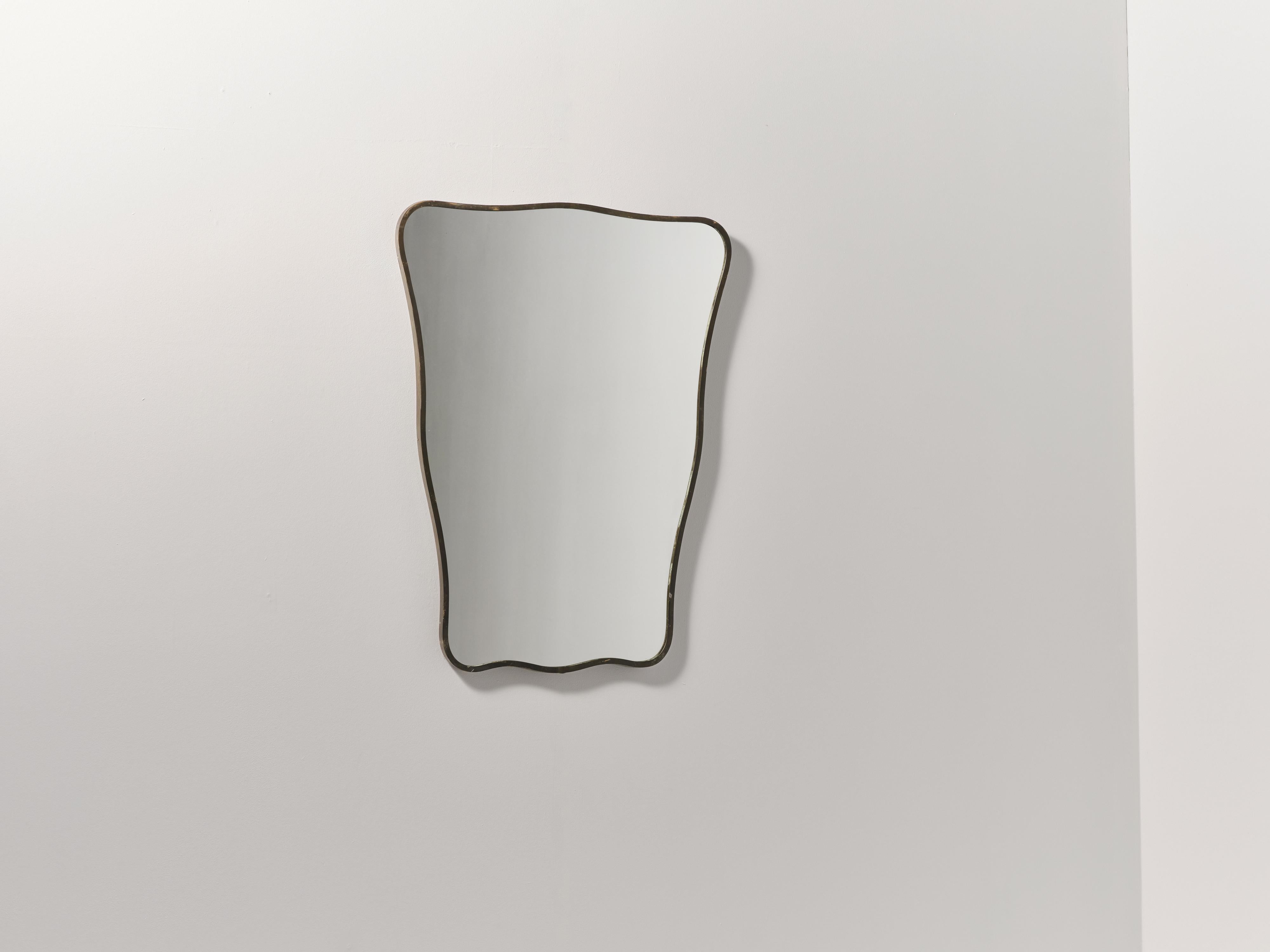 Mid-Century Modern Miroir ondulé en laiton, Italie, années 1960 en vente
