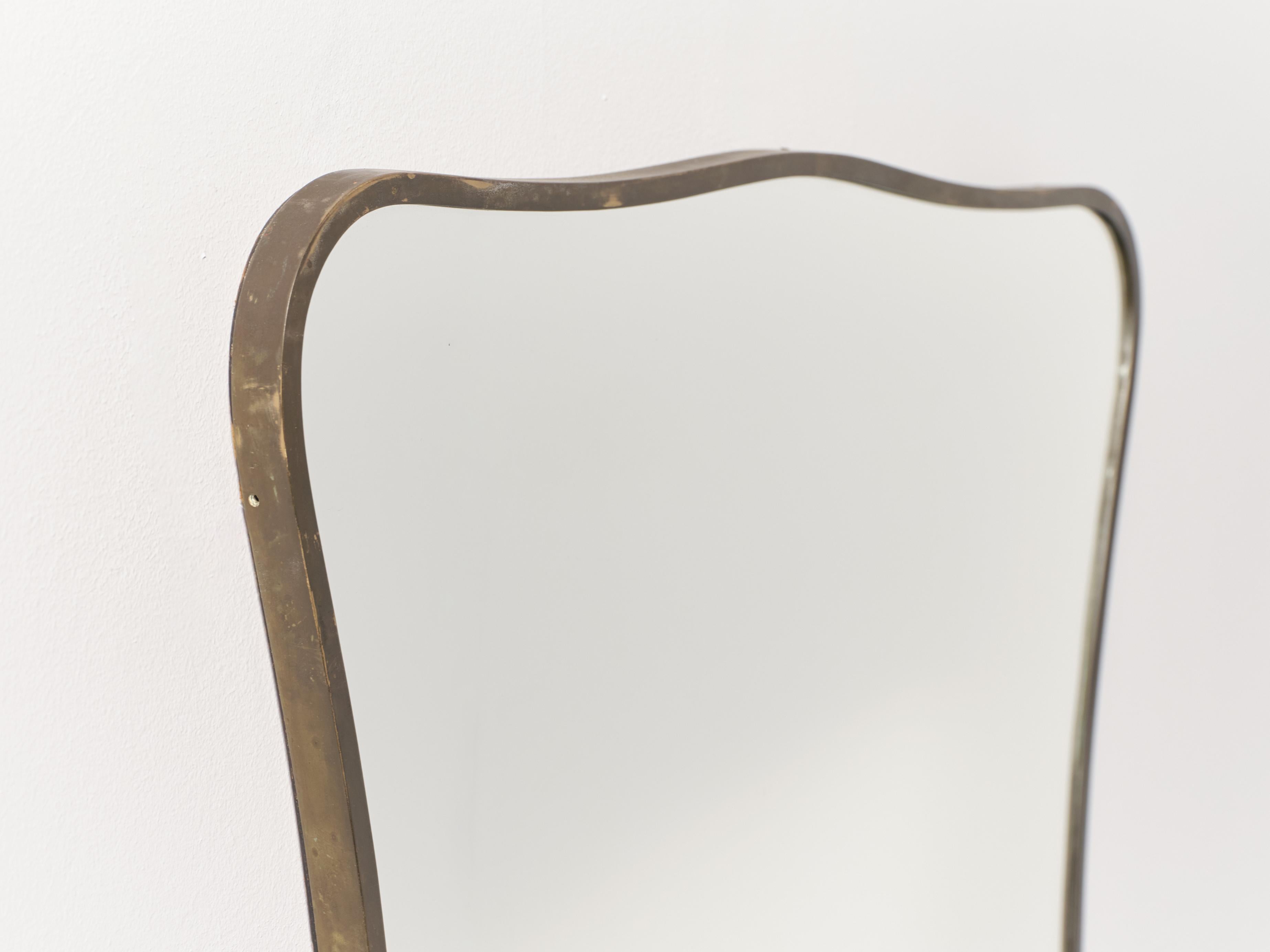 Miroir ondulé en laiton, Italie, années 1960 Bon état - En vente à Lewes, East Sussex