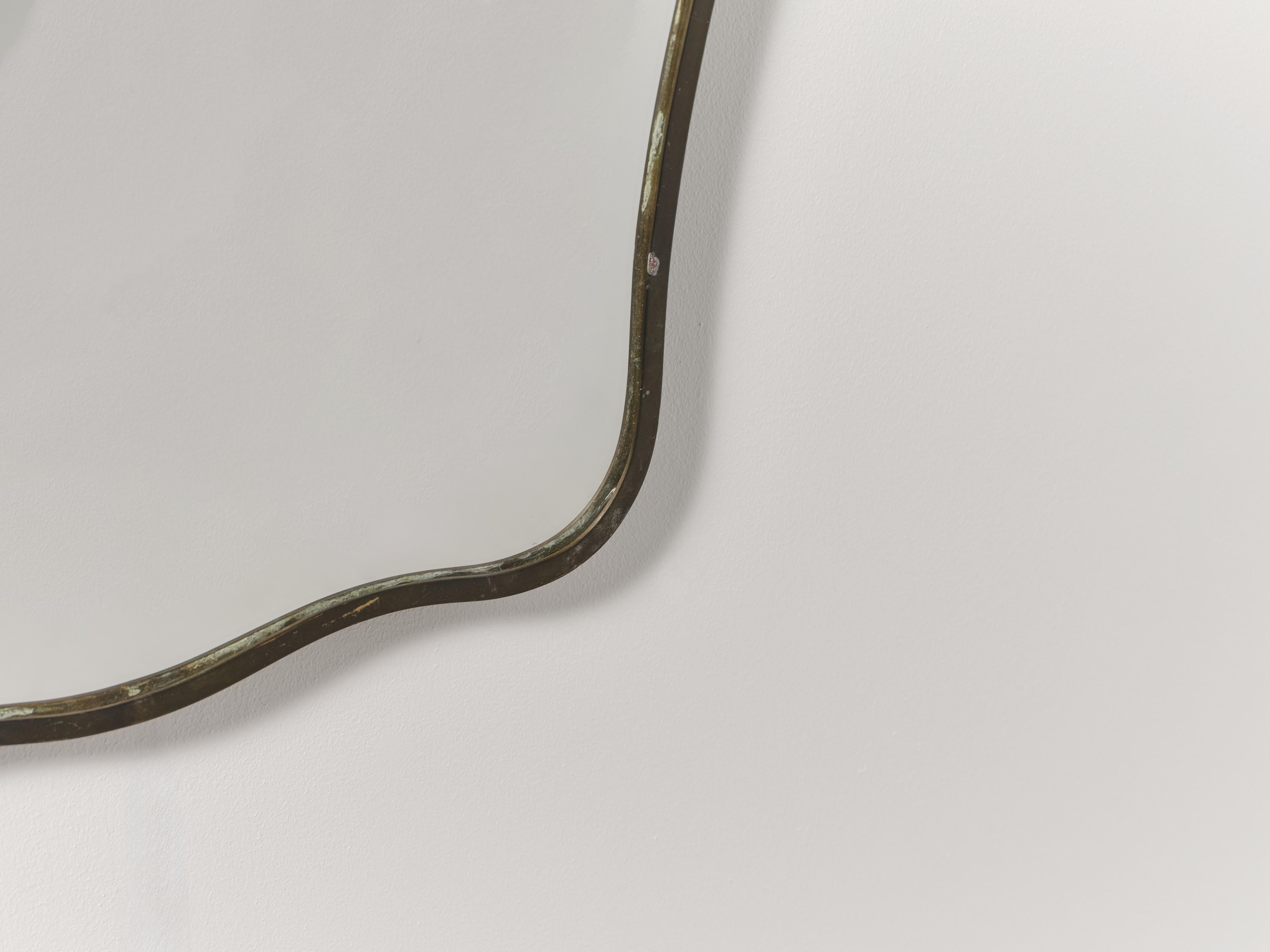 20ième siècle Miroir ondulé en laiton, Italie, années 1960 en vente