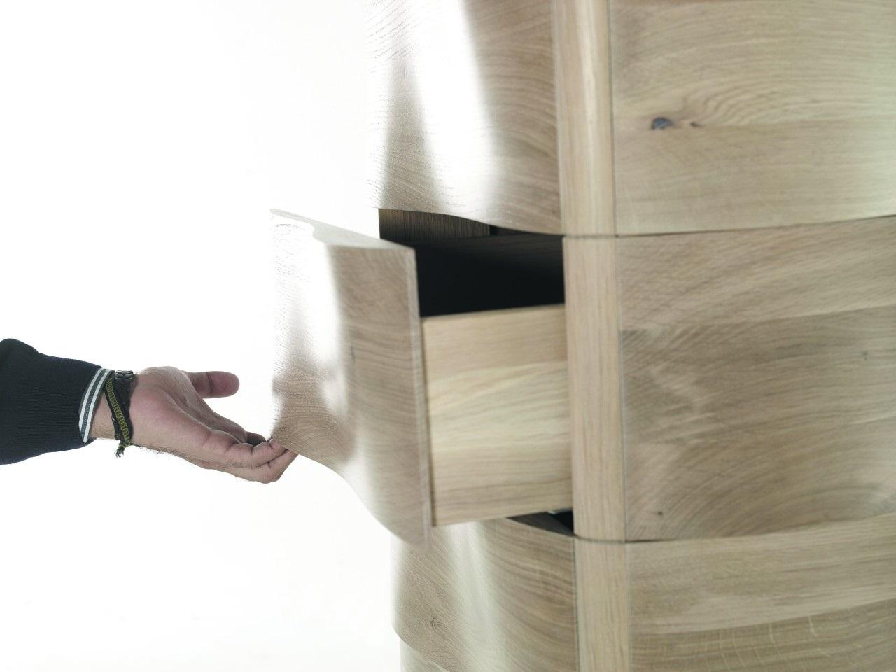 Cassettiera ondulata realizzata in Oak massiccio con base in ferro laccato in vendita 2