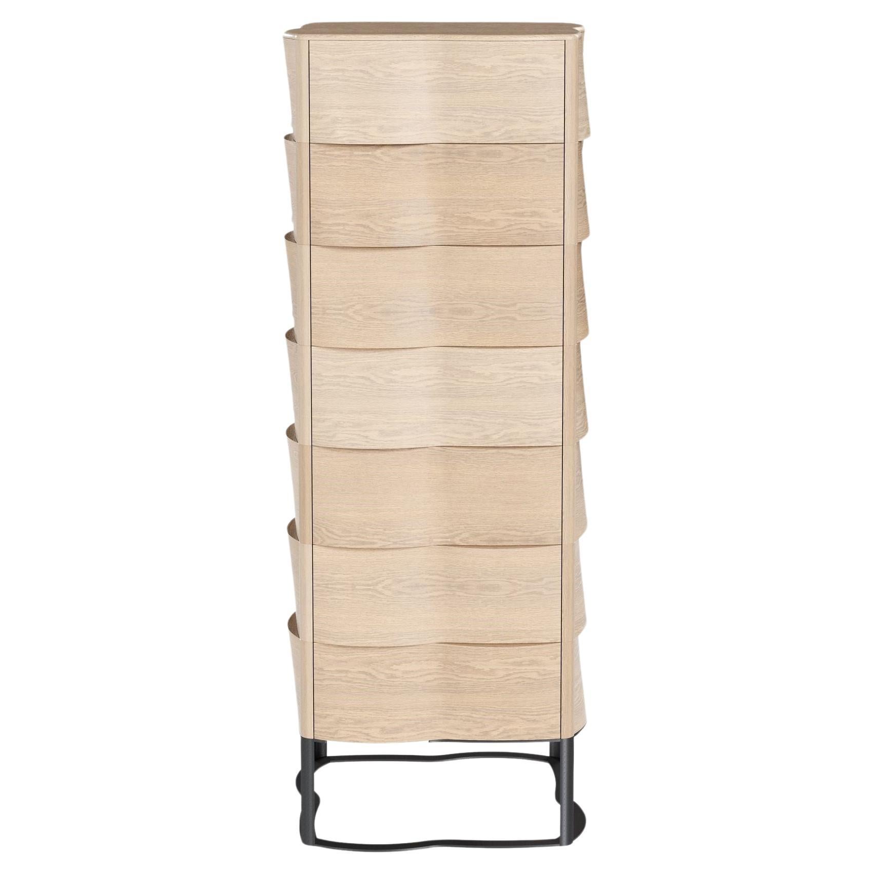 Progettata da Suricata Design Studio, Touch è una credenza con esterno in legno massiccio e interno in mdf impiallacciato naturale, con una base in ferro con vernice elettrostatica opaca. Touch è dotato di nove cassetti delle stesse dimensioni che