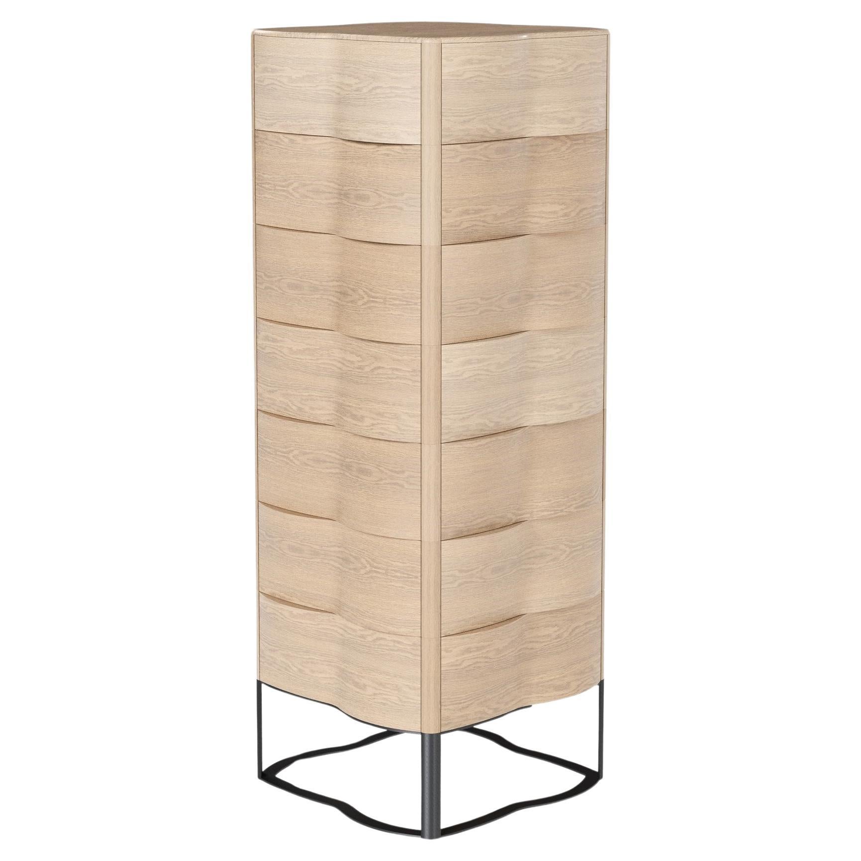 Moderno Cassettiera ondulata realizzata in Oak massiccio con base in ferro laccato in vendita