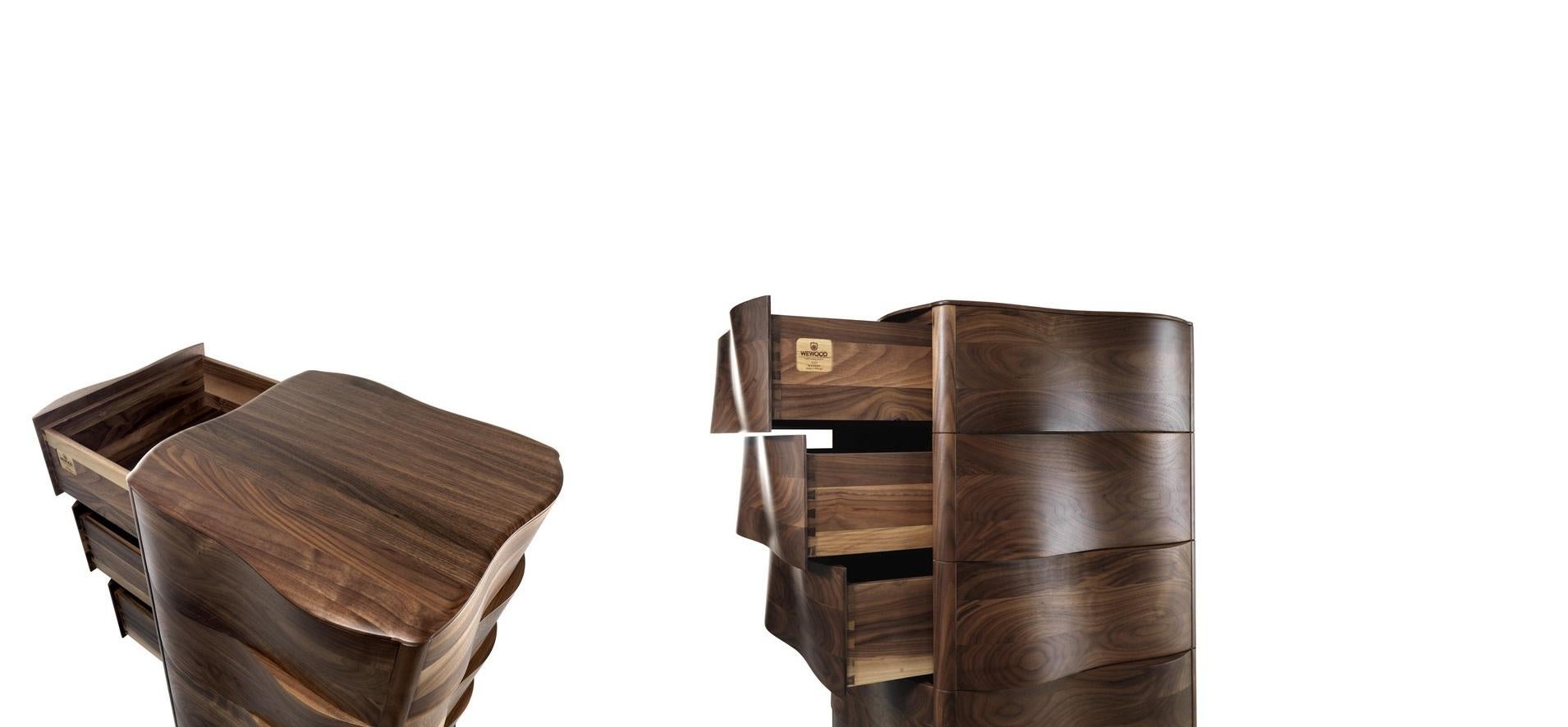 Cassettiera ondulata realizzata in Oak massiccio con base in ferro laccato in vendita 1