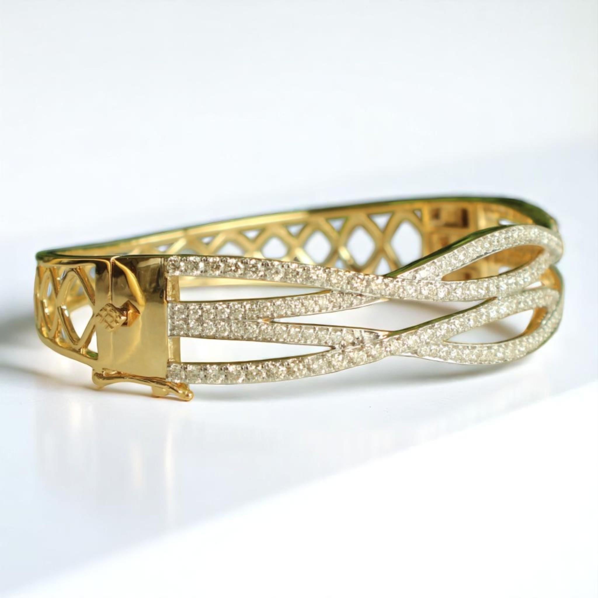Round Cut Wavy Criss Cross Diamond Bangle Bracelet in 14K Solid Gold (Certified) For Sale