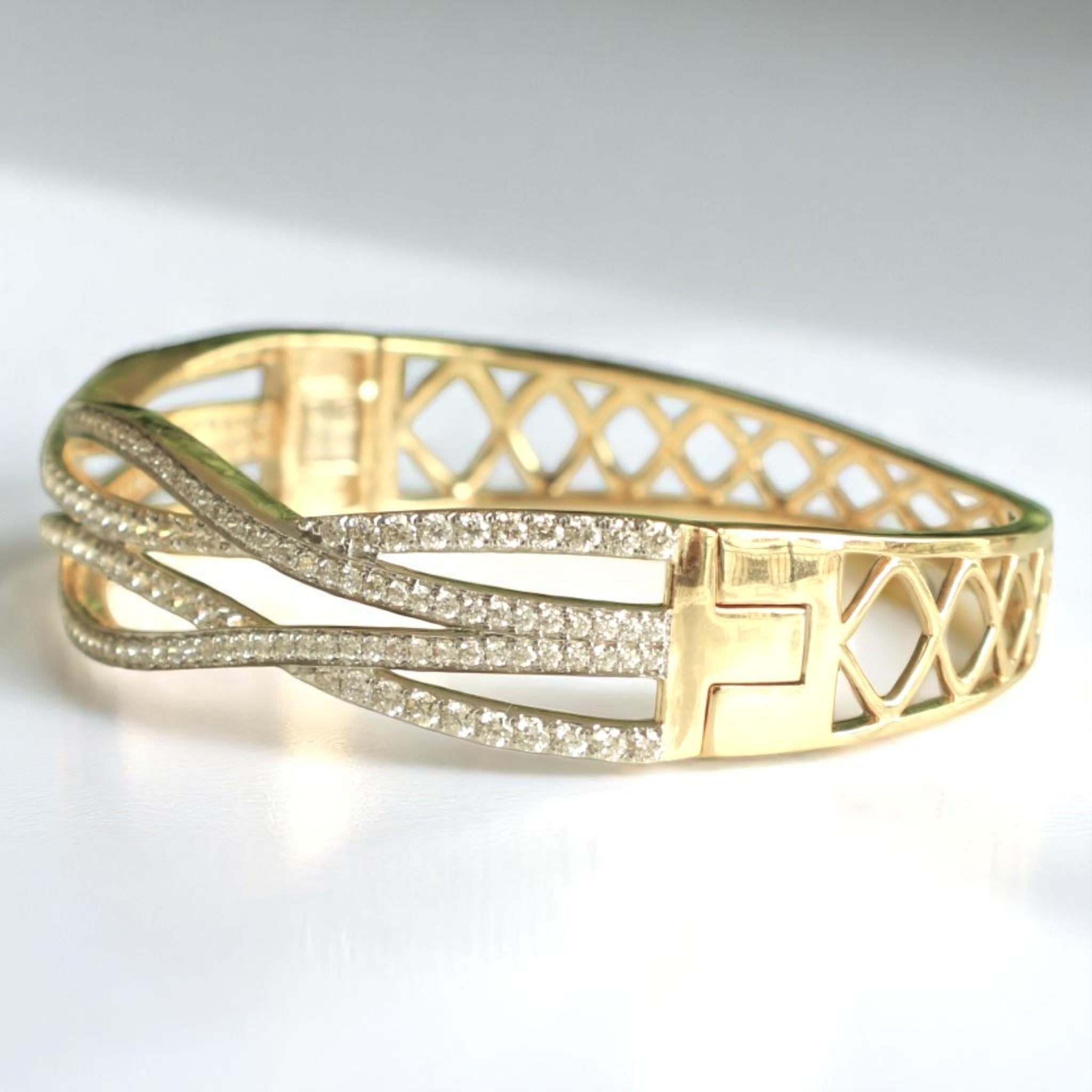 Wavy Criss Cross Diamond Bangle Bracelet in 14K Solid Gold (Certified) In New Condition For Sale In New Delhi, DL