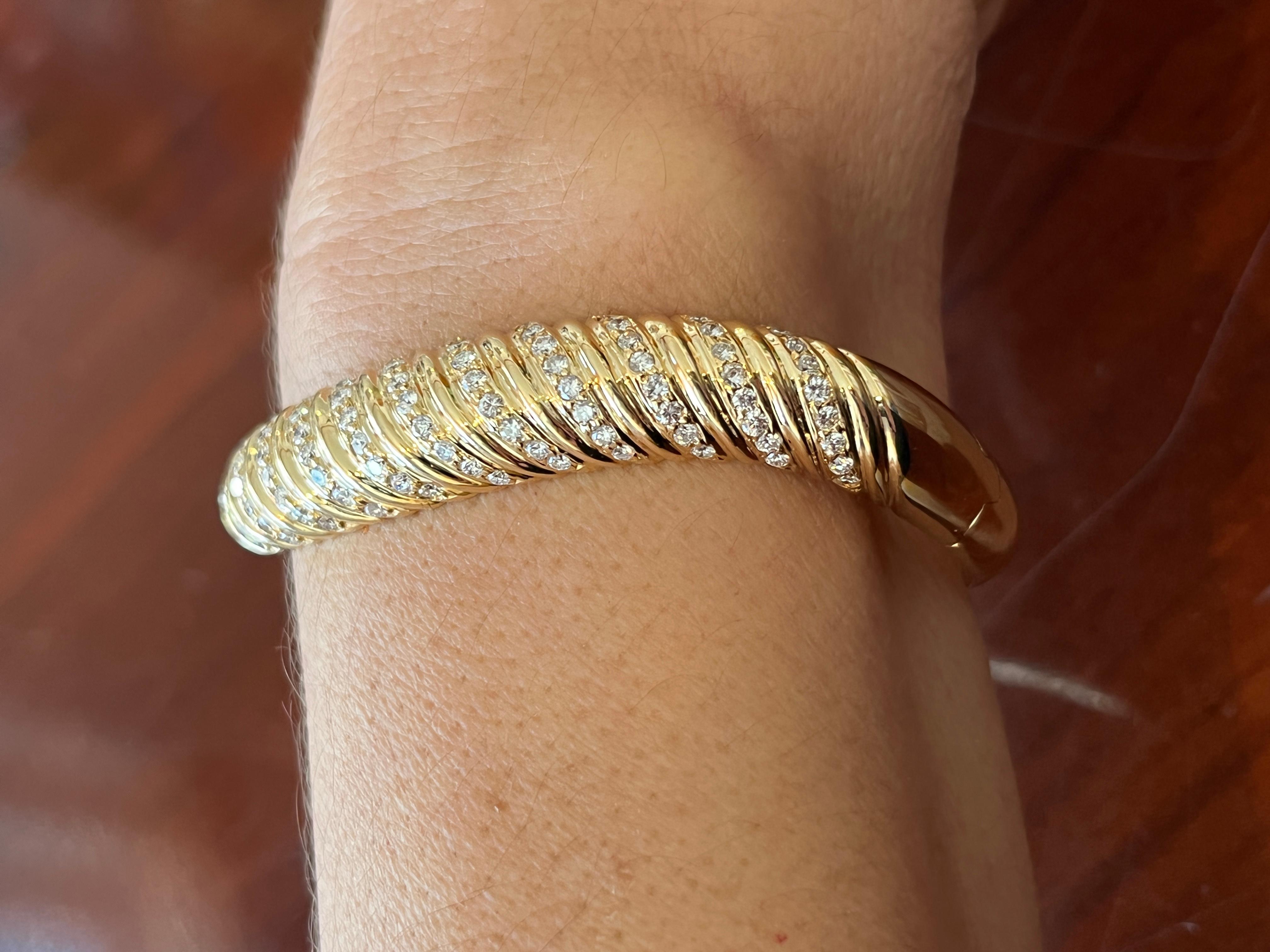 Art Deco Wavy Curved 18K Gold Bangle Bracelet with Round Cut Diamonds For Sale
