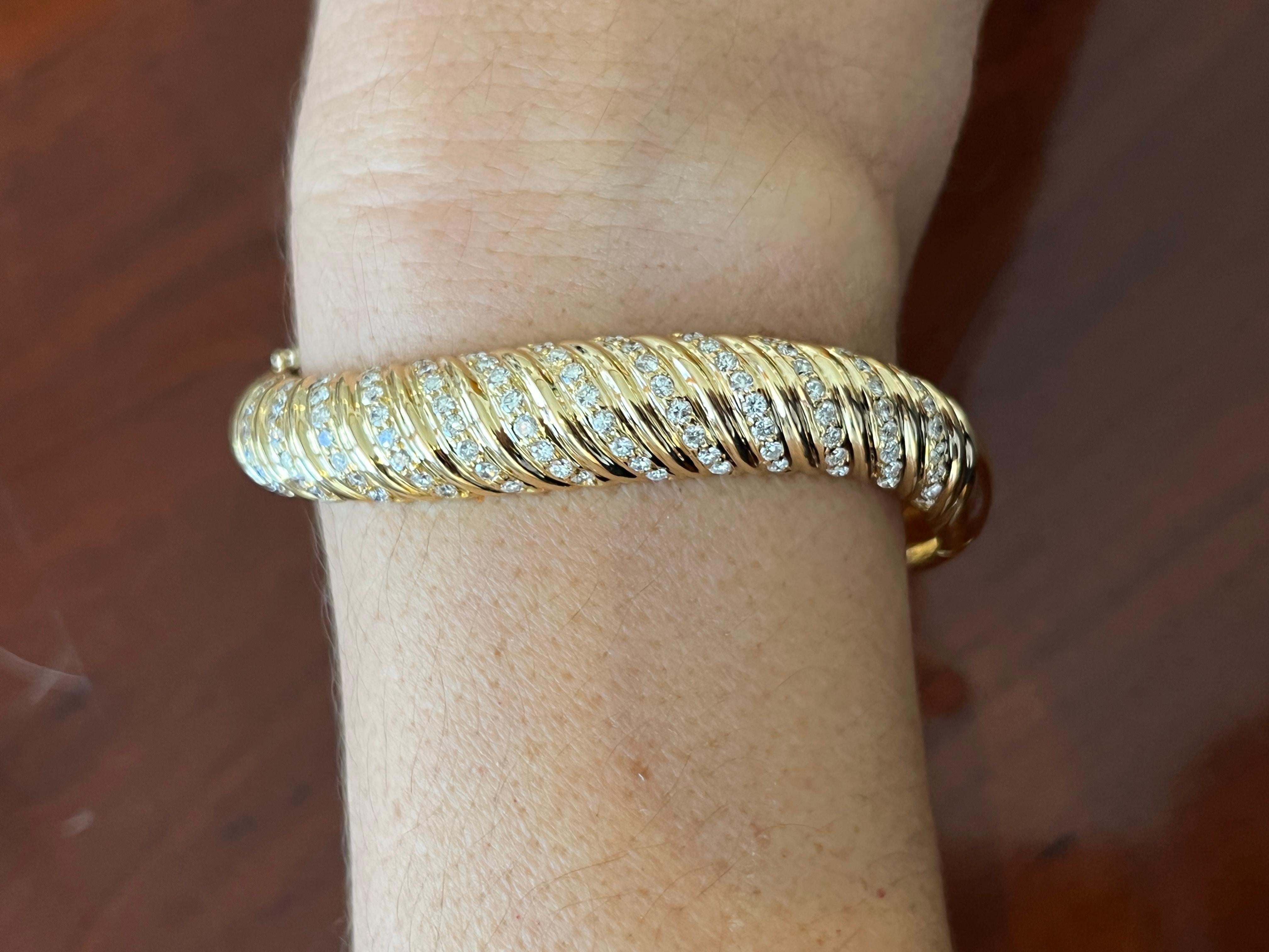 Wavy Curved 18K Gold Bangle Bracelet with Round Cut Diamonds In Excellent Condition For Sale In Miami, FL
