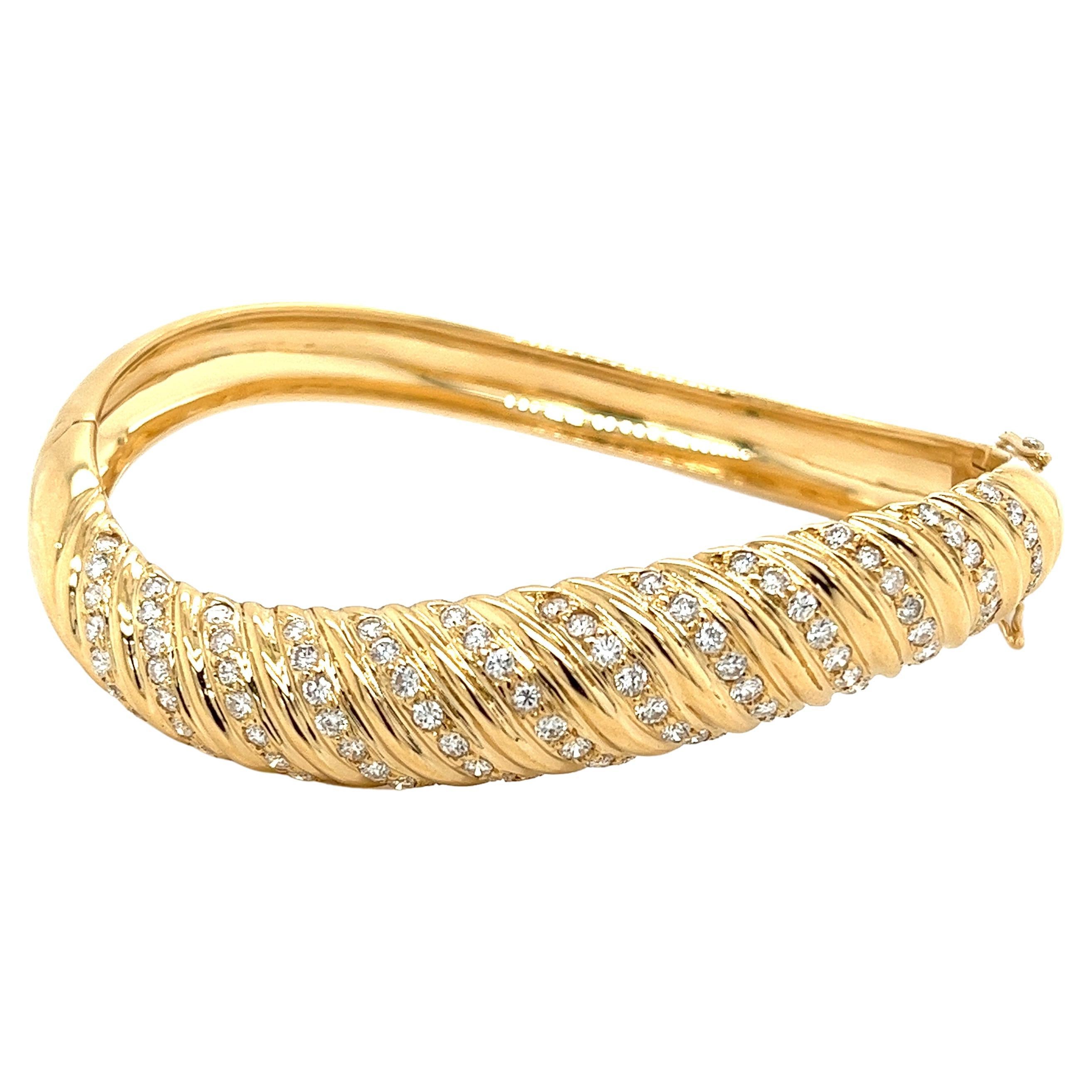 Wavy Curved 18K Gold Bangle Bracelet with Round Cut Diamonds For Sale
