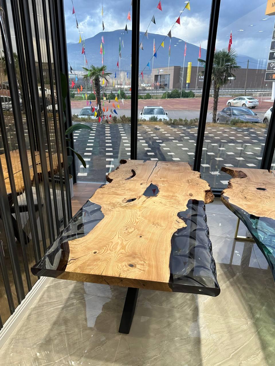 Table de salle à manger ronde en bois de frêne à bord vif sur mesure en résine époxy transparente 

Cette table est fabriquée en bois de frêne. Le grain et la texture du bois décrivent l'aspect d'un bois de noyer cendré.
Elle peut être utilisée
