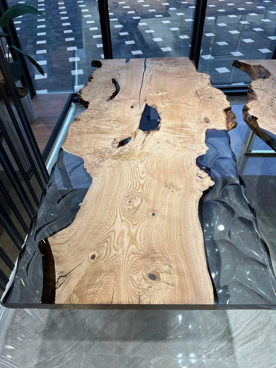 Turc Table de salle à manger en bois de frêne massif ondulé Live Design Résine époxy en vente