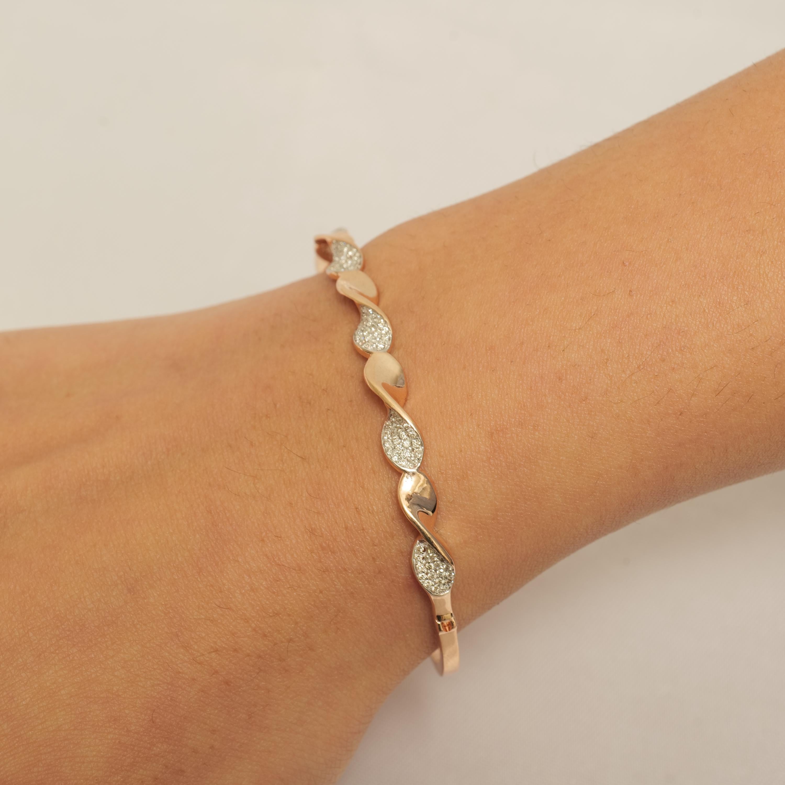 Gewelltes Diamant-Armband aus massivem 14-karätigem Gold (zertifiziert) (Rundschliff) im Angebot