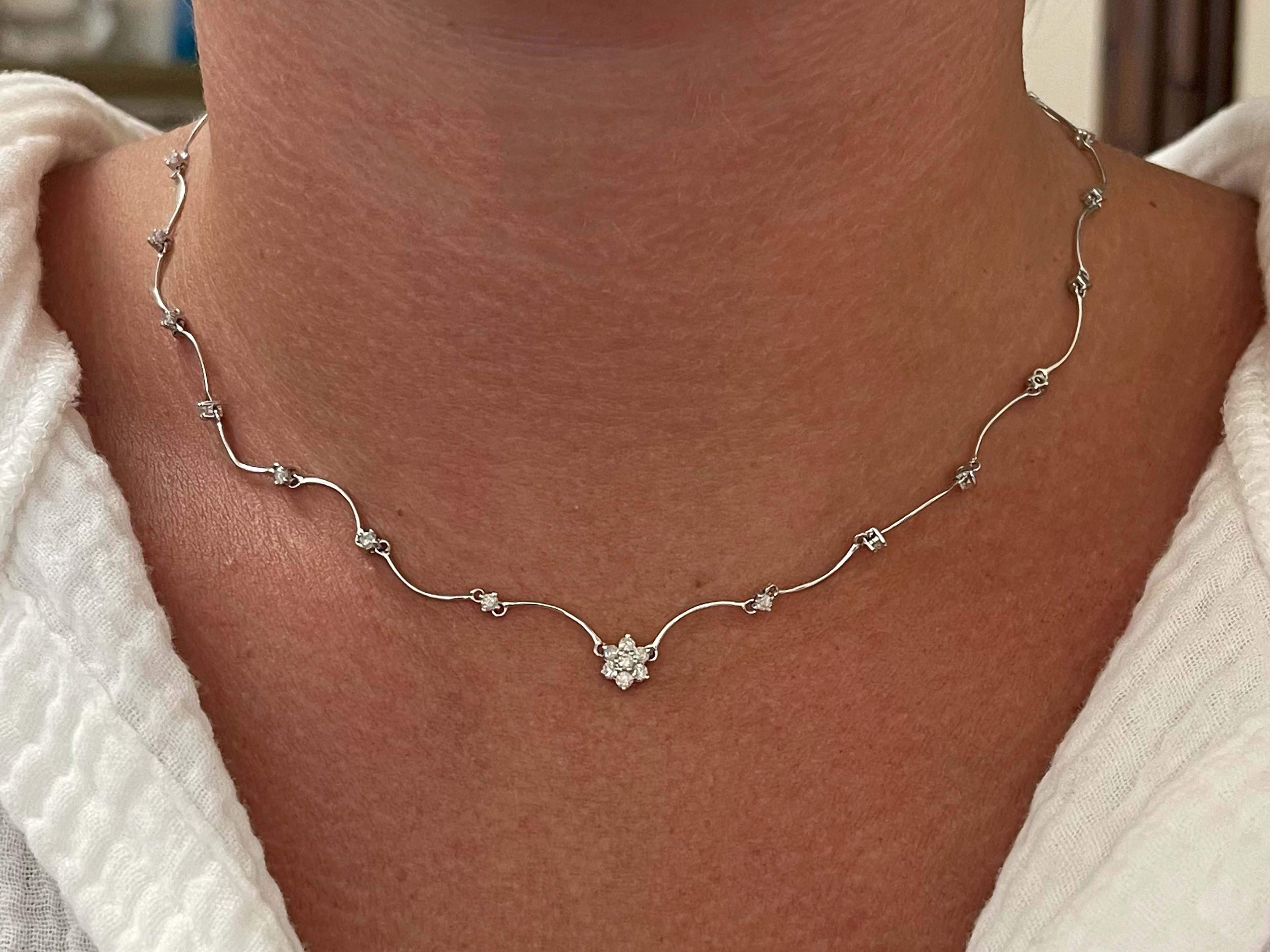 Artikel-Spezifikationen:

Stil: Wavy Diamond Flower Diamond Halskette

Halskette Metall: 18k Weißgold

Gesamtgewicht: 6,2 Gramm

Länge der Kette: 16
