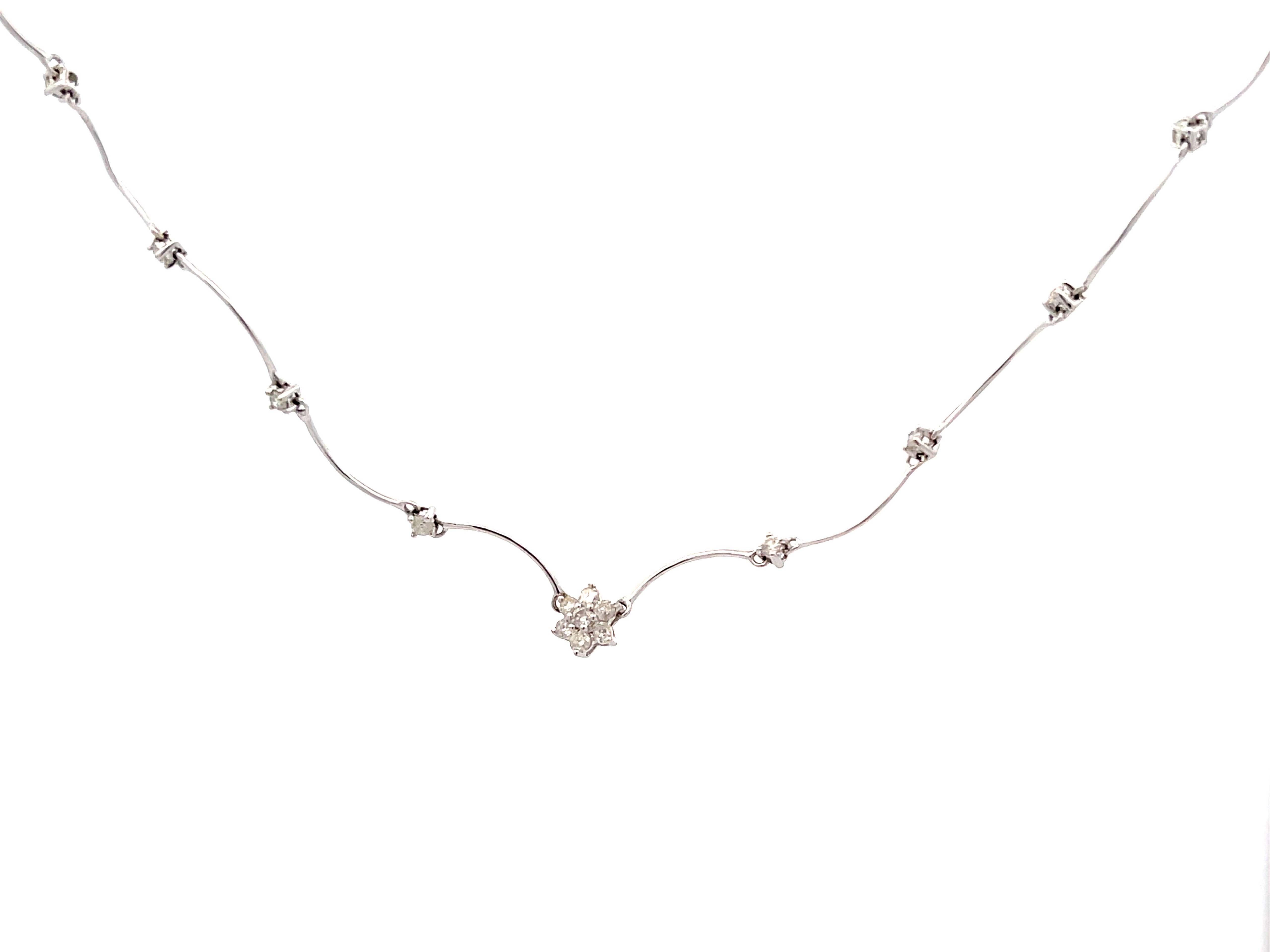 Halskette aus 18 Karat Weißgold mit wellenförmigem Diamant-Blumen-Diamant (Brillantschliff)