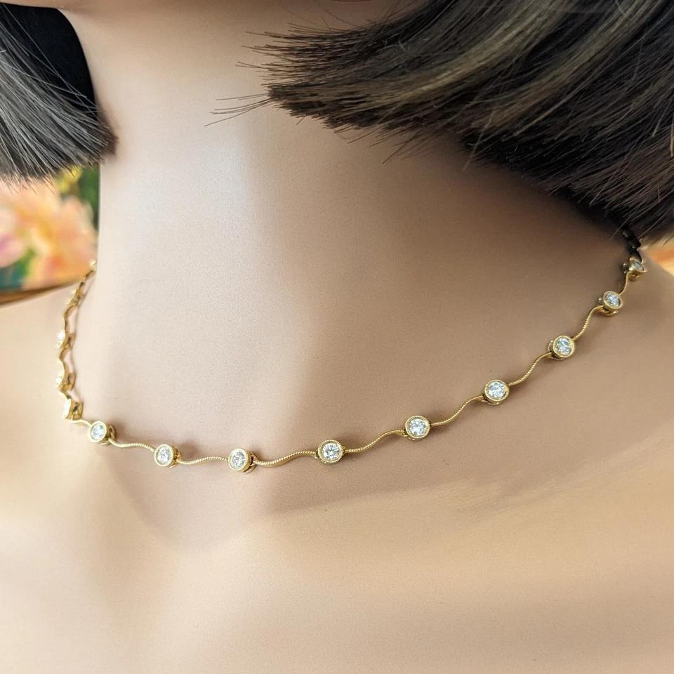 Gewellte Diamant-Halskette aus 18k Gelbgold 

Wavy Diamond Station Halskette verfügt über 14 runde Diamanten im Brillantschliff Lünette in 18k Gelbgold und beabstandet einen halben Zoll in Richtung der vorderen Hälfte der Kette durch wellenförmige