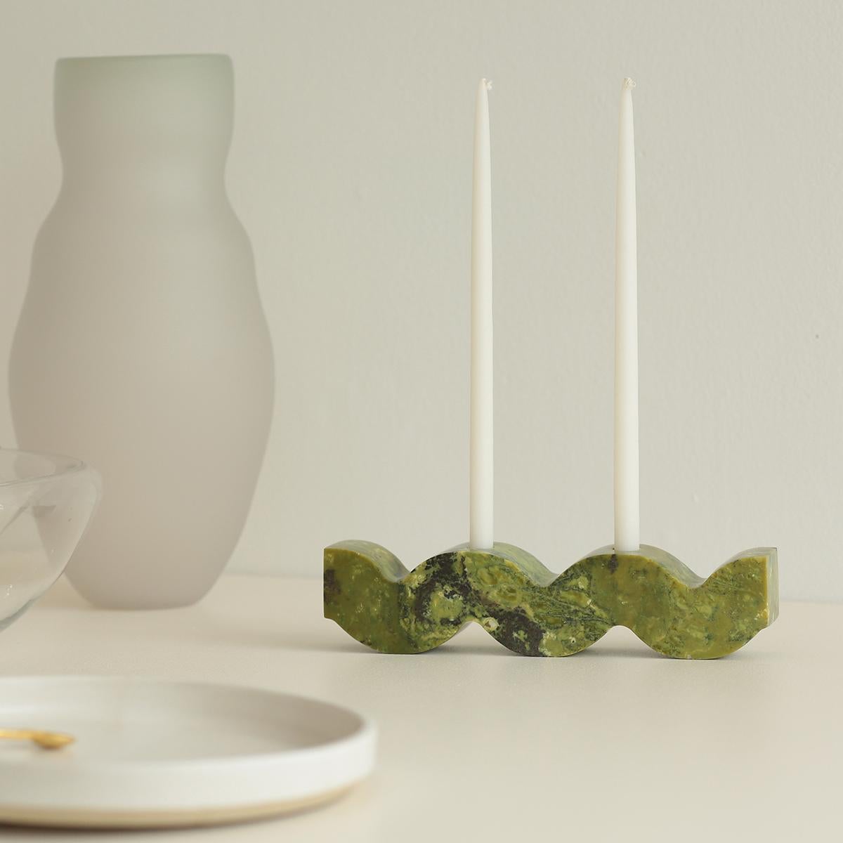 Candelabro ondulado de piedras preciosas - Serpentina Peruano en venta
