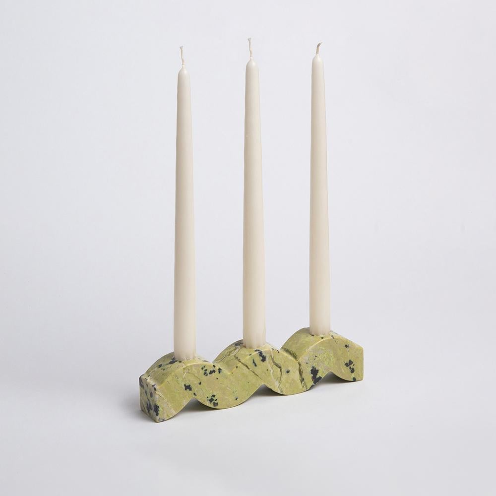 El candelabro Ondulado aporta una energía lúdica a la mesa, con una forma reversible que admite 2 ó 3 velas. Tallada a mano con técnicas de carpintería de piedra tradicionales de Perú y certificada como artesanía ética por NEST.  Esta forma gráfica