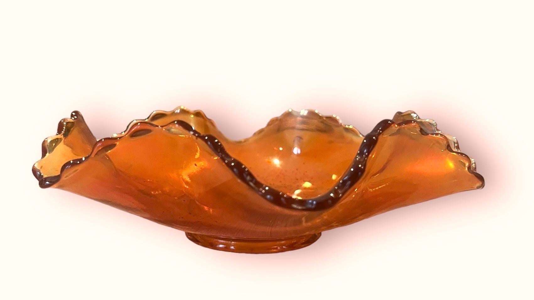 Wavy Glasschale Karneval von Dugan - Marigold „Brooklyn Bridge“ aus geschwungenem Glas - 1907 USA (20. Jahrhundert) im Angebot