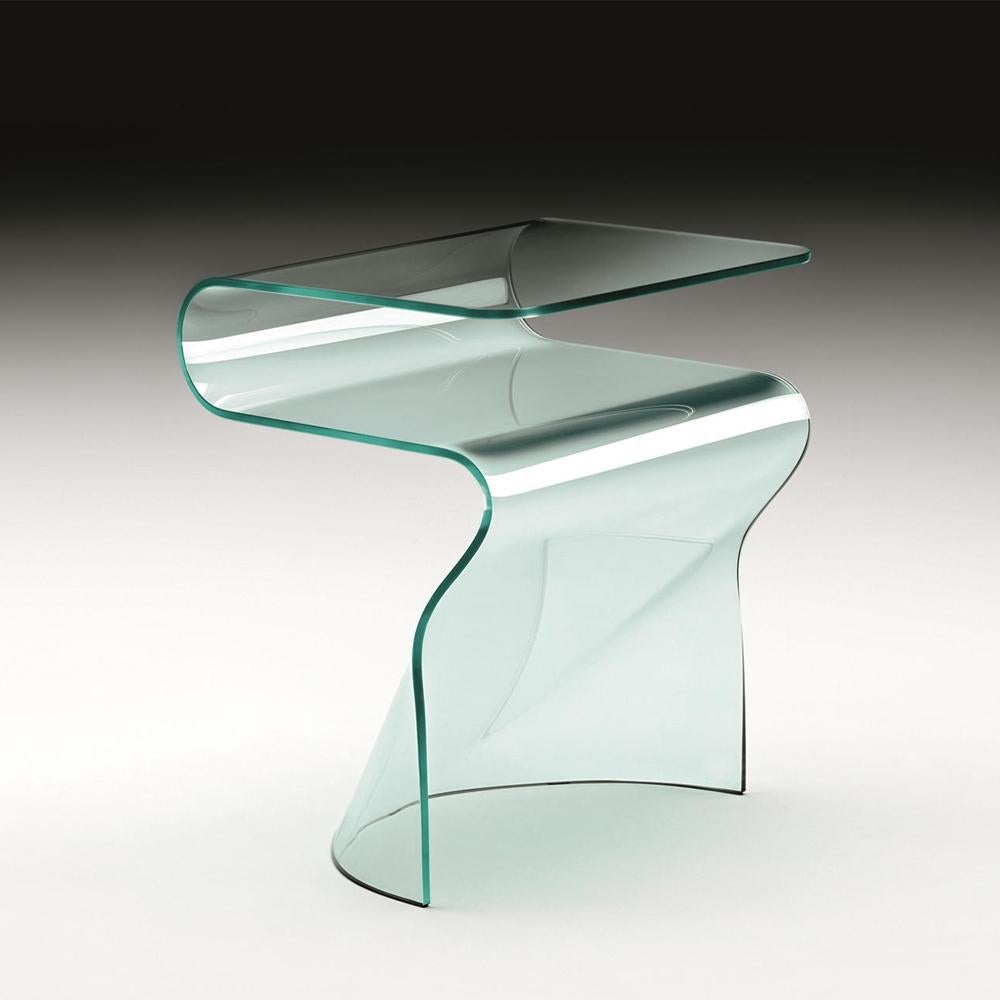 Table d'appoint verre ondulé coulé dans une dalle de verre bombé
verre clair de 10 mm d'épaisseur. Pièce au design subtil.
 