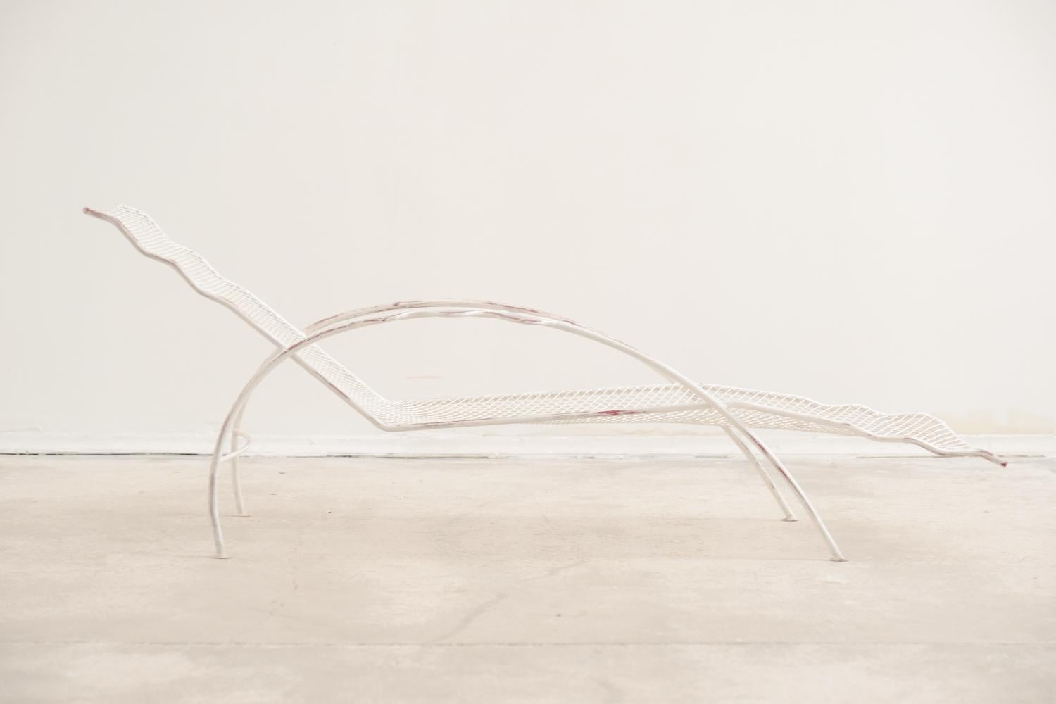 Wavy metal chaise longue, anonymous French production, 1980 For Sale 4