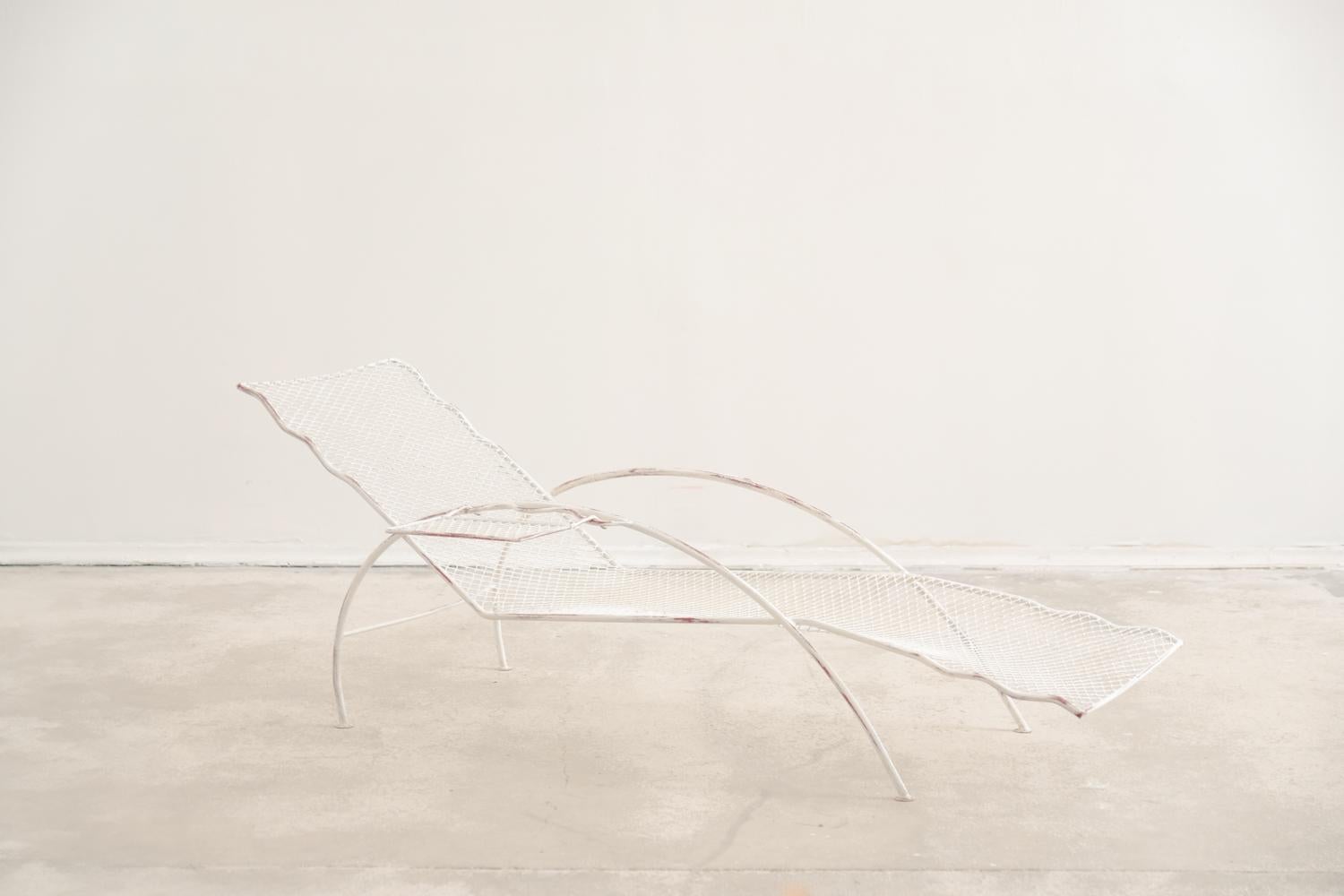 Wavy metal chaise longue, anonymous French production, 1980 For Sale 3