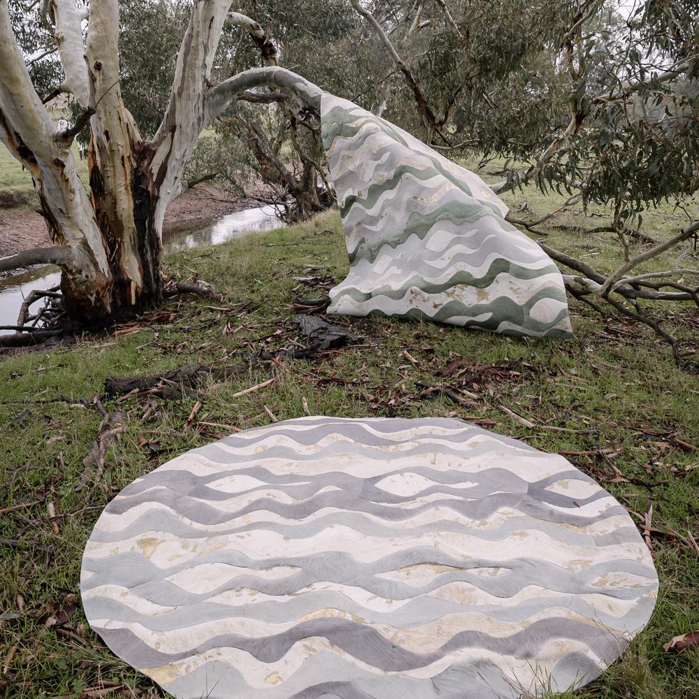 Llama la atención con la nueva alfombra Susurro en crema y gris. Esta obra maestra a gran escala aportará glamour y un gran factor sorpresa a tu interior.

Este Susurro presenta azulejos de gran formato con un suave dibujo de ondas en una llamativa