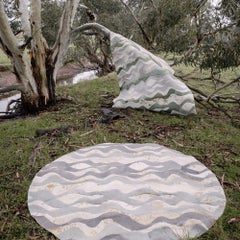 Tappeto per l'area Susurro grigio in pelle di mucca personalizzabile con motivo ondulato XLarge