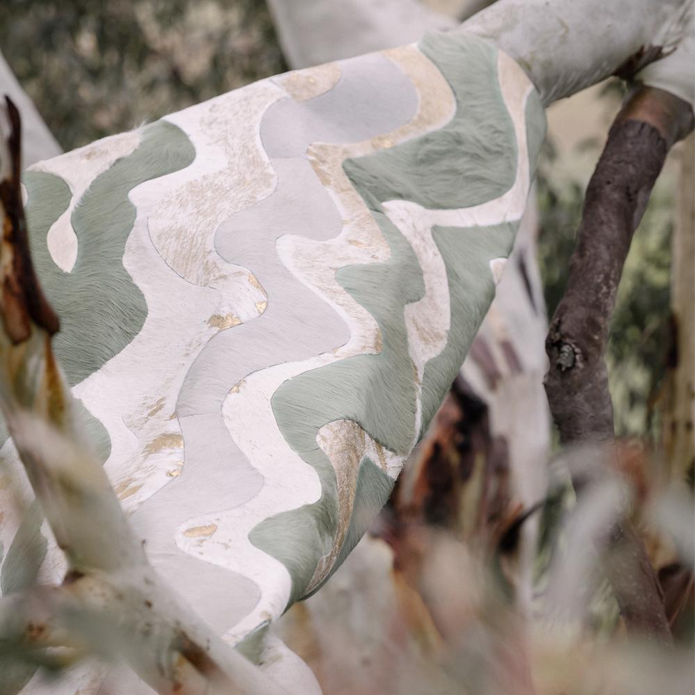 Gewelltes Muster Creme anpassbar Rindsleder Jade Susurro Bereich Teppich groß im Zustand „Neu“ im Angebot in Charlotte, NC