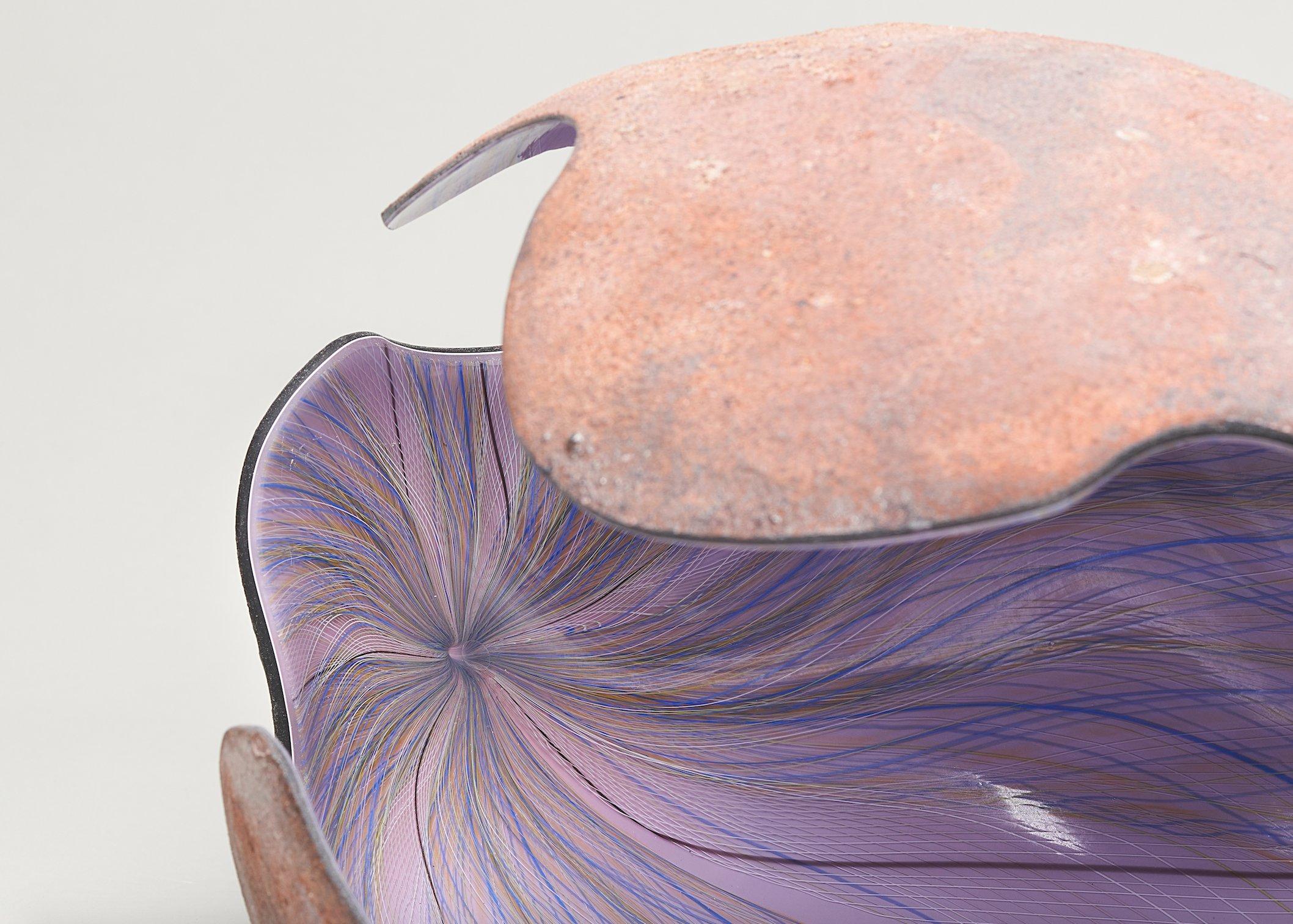 Wave Royal Purple, 2022 (Glas, C. 13 in. h x 18.5 in. b x 14.2 in. d, Objekt Nr.: 4000)

Geir Nustads Arbeit ist oft von seinen Erfahrungen inspiriert, die er als Kind in den kontrastreichen  die natürliche Umgebung Norwegens. Zwischen den