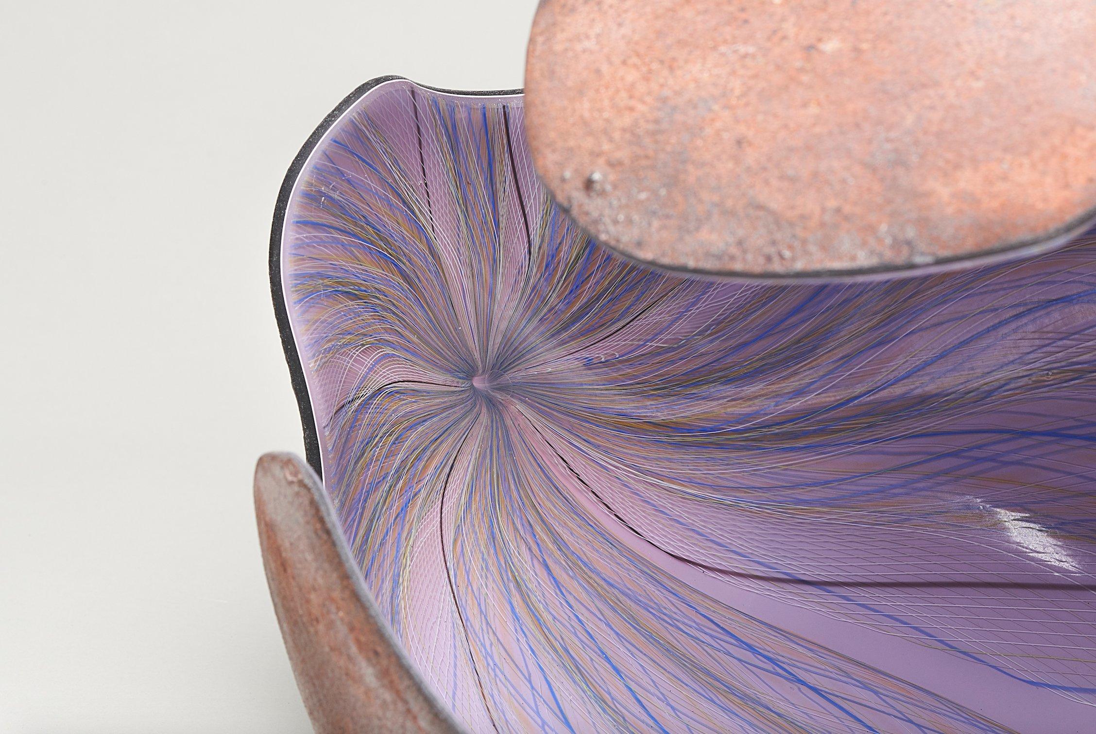 Wavy Purple Concave Zeitgenössische Glasskulptur, Geir Nustad (21. Jahrhundert und zeitgenössisch) im Angebot