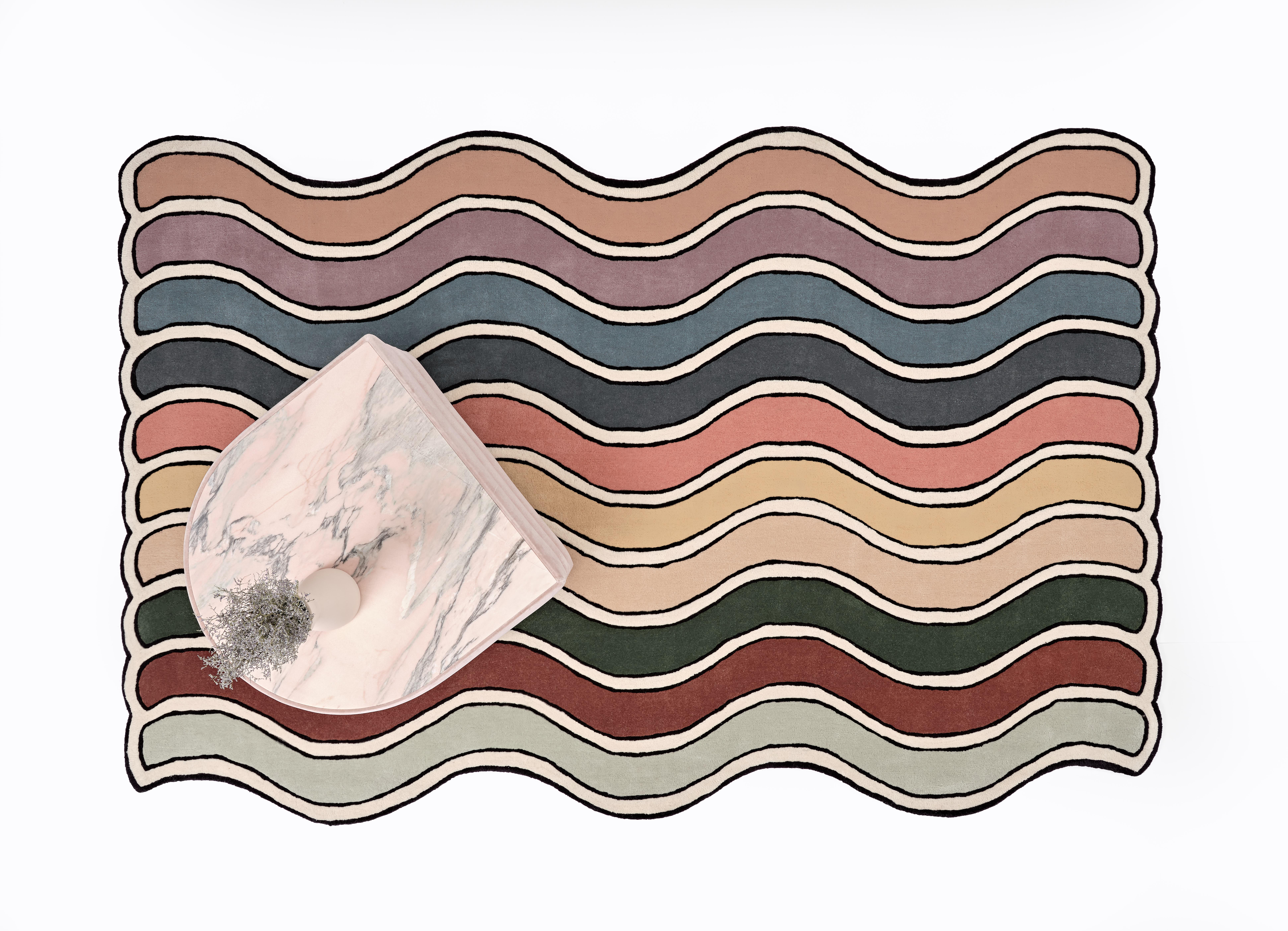 Le tapis Wavy est une série de tapis exposés pour la première fois dans le cadre de notre projet de maisons en pièces détachées à Kennebunk, dans le Maine. Le concept du tapis Wavy est né d'un seul tapis composé de 10 rayures multicolores et