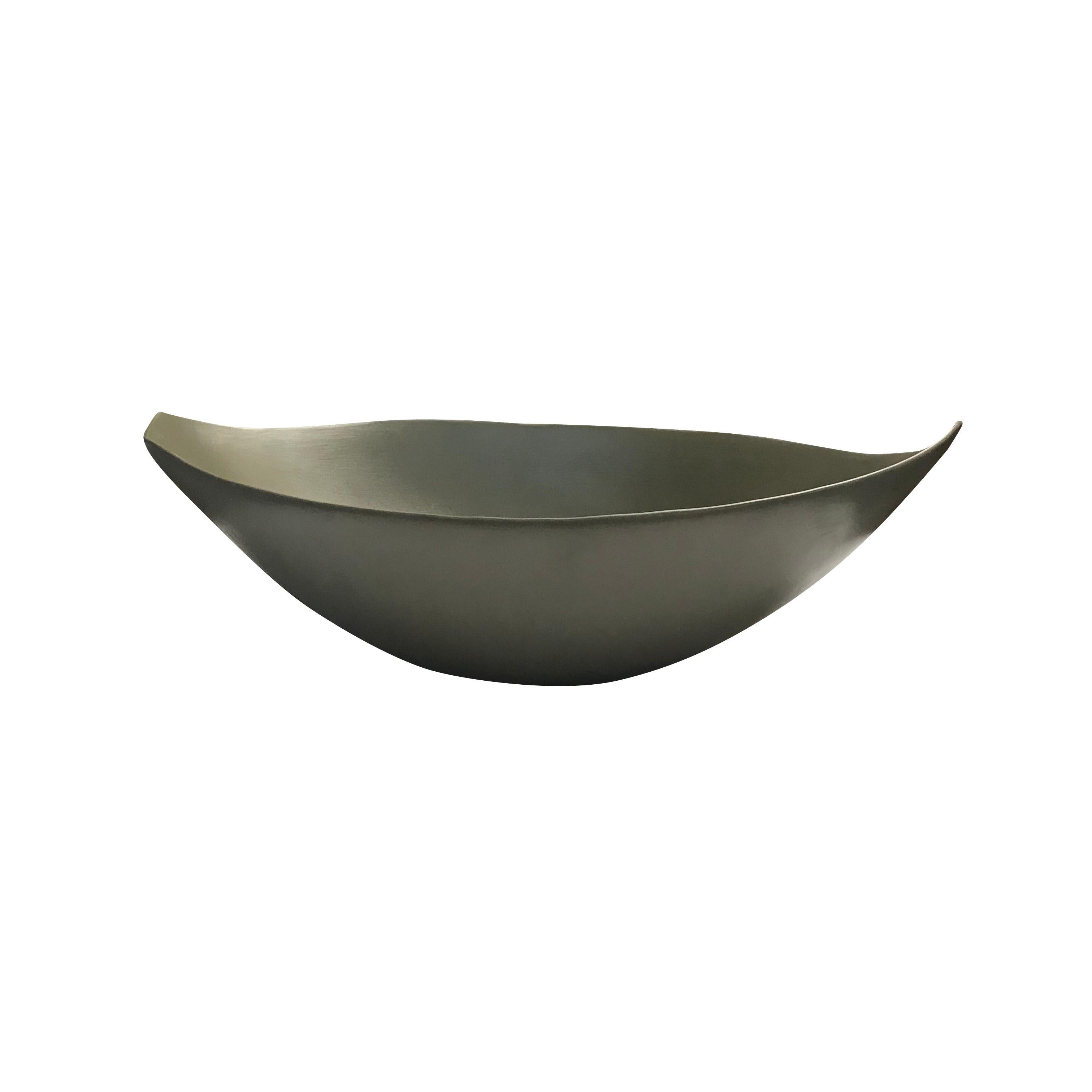 Contemporary Italian large bronze wavy shaped bowl
Handmade
Matte finish / fine ceramic.
