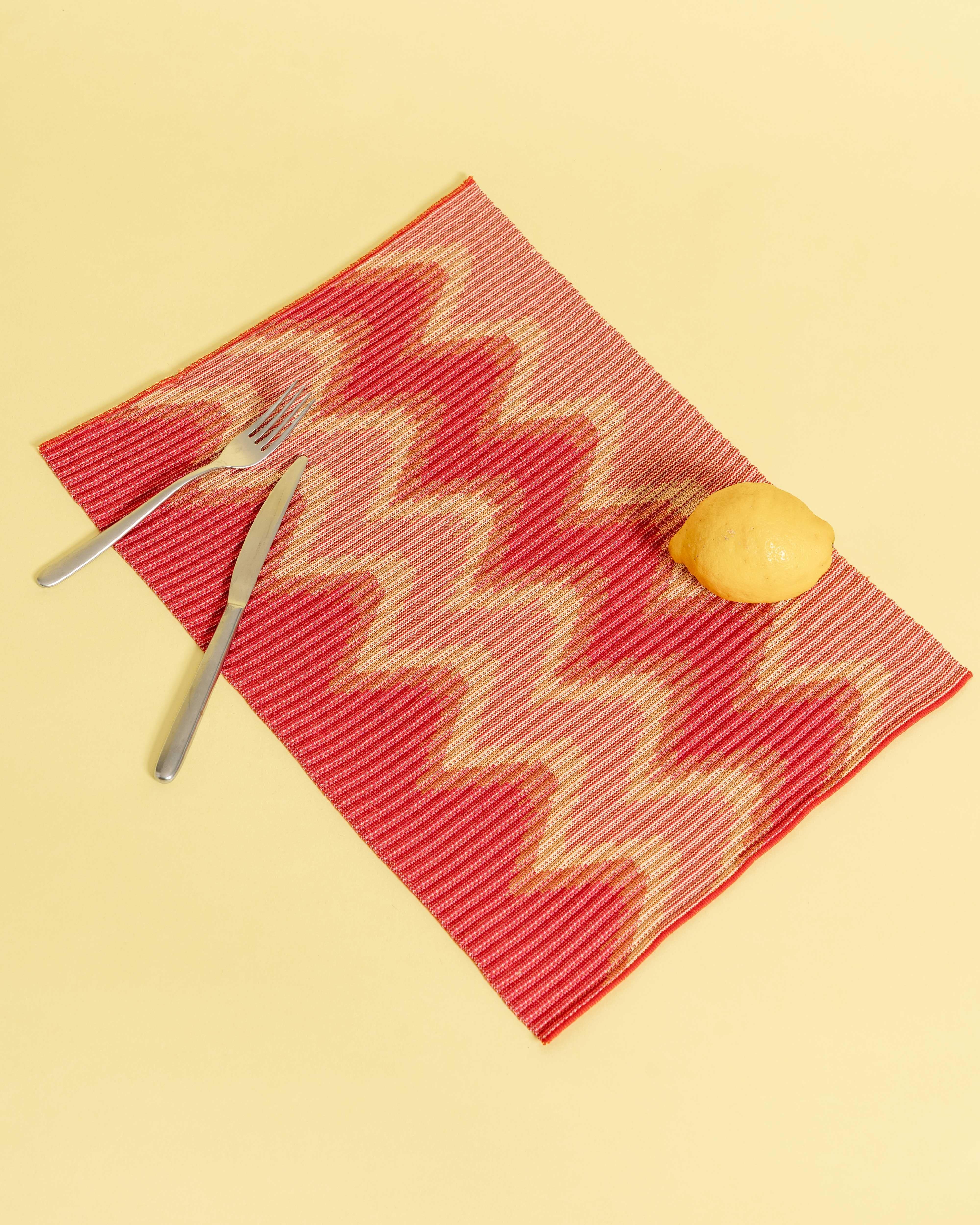 Machine-Made Wavy Table Mat in Red (set of 2) For Sale