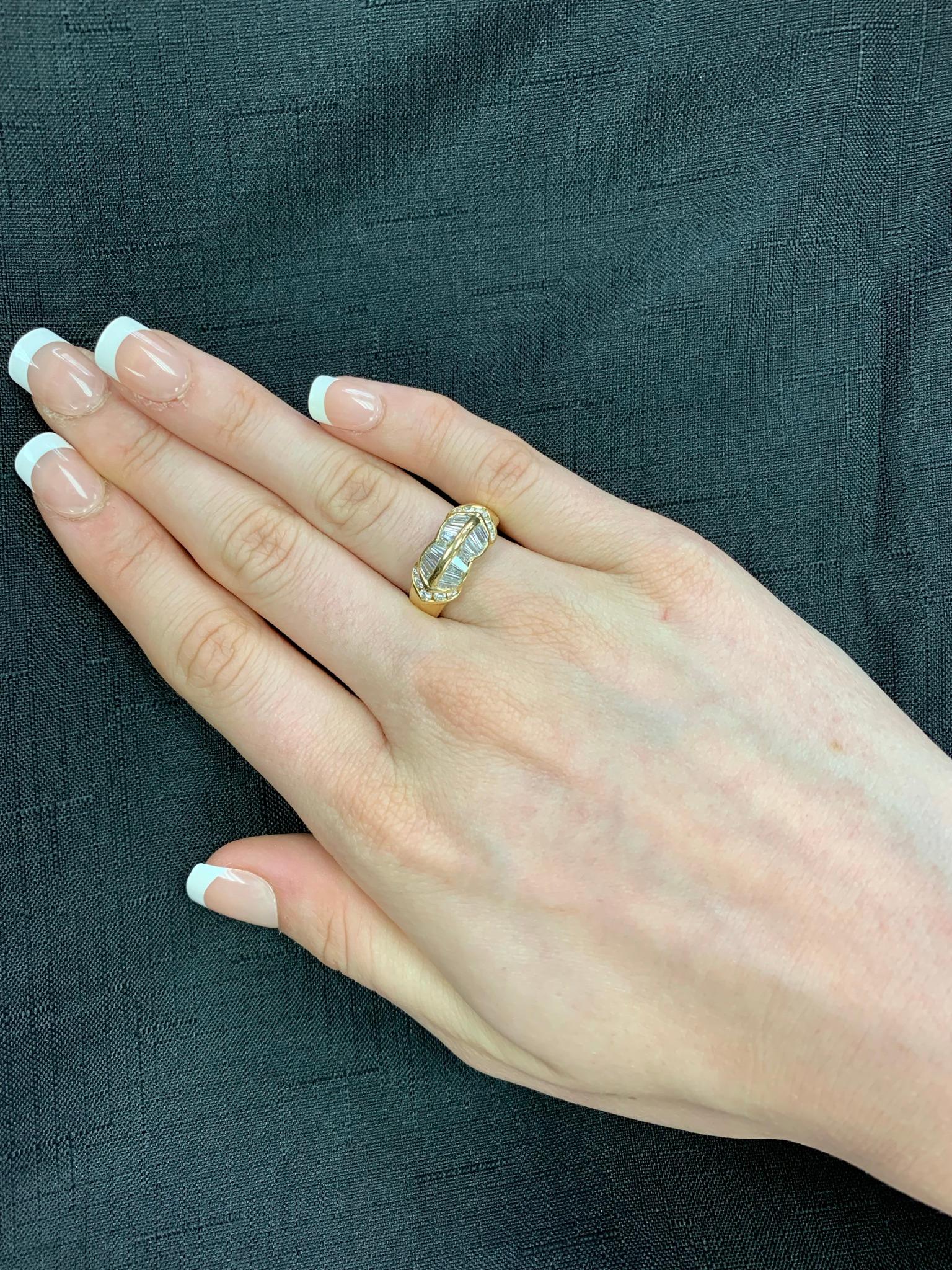 Bague jonc ondulé à deux rangées de diamants baguettes et diamants ronds, or jaune 18 carats en vente 2