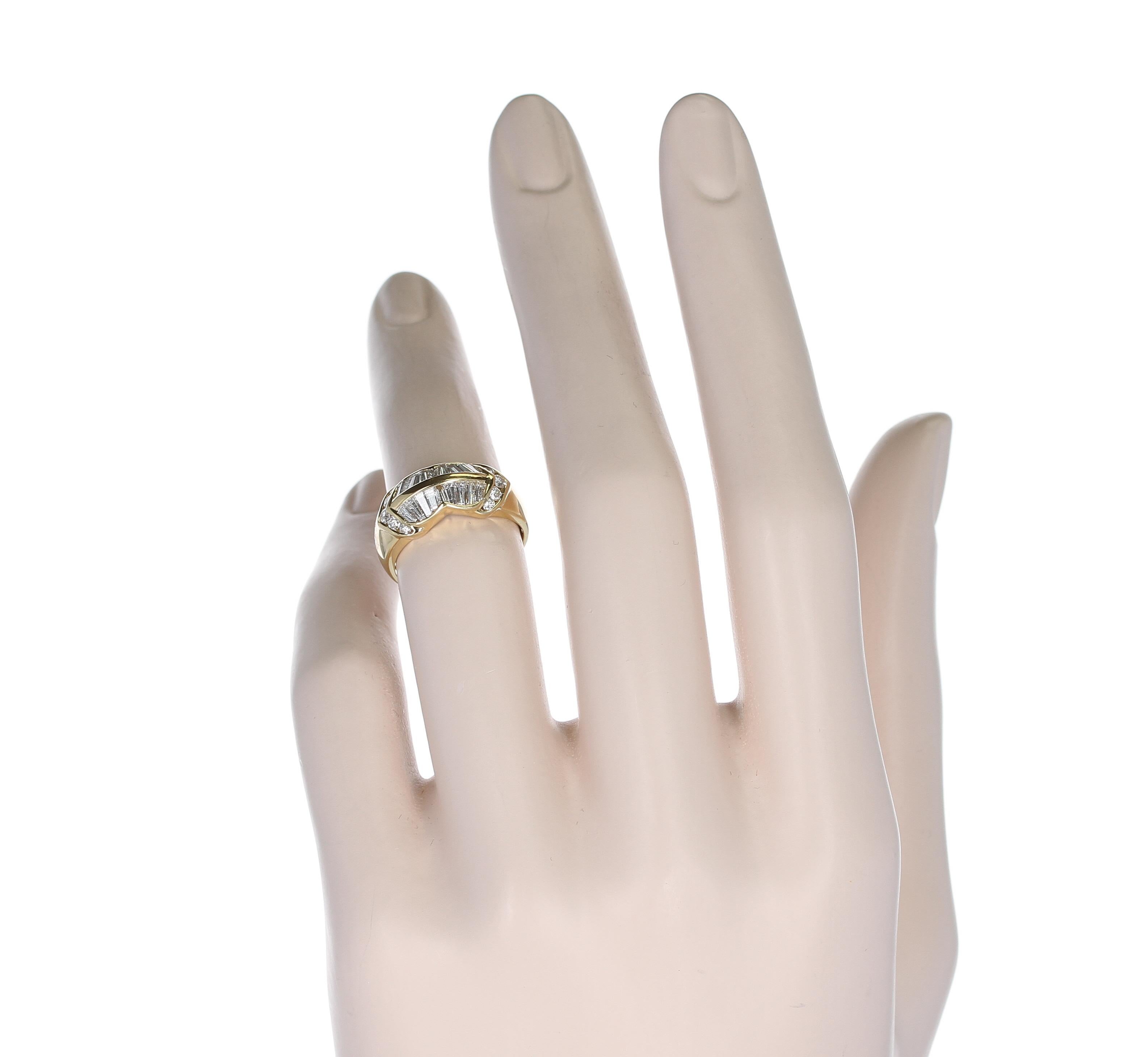 Taille baguette Bague jonc ondulé à deux rangées de diamants baguettes et diamants ronds, or jaune 18 carats en vente