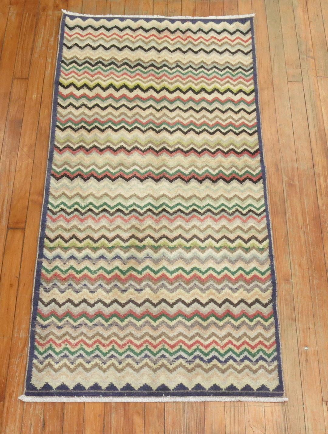 Wavy Vintage Turkish Deco Rug In Good Condition For Sale In New York, NY